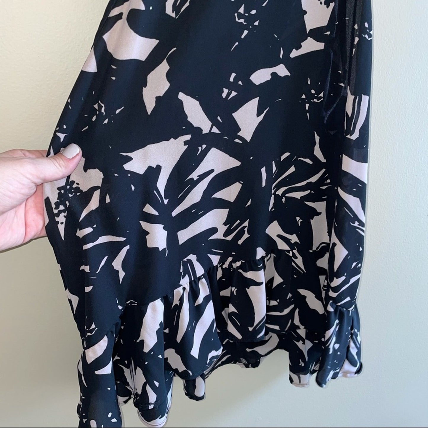 Eight Sixty ruffle crop halter SIZE S