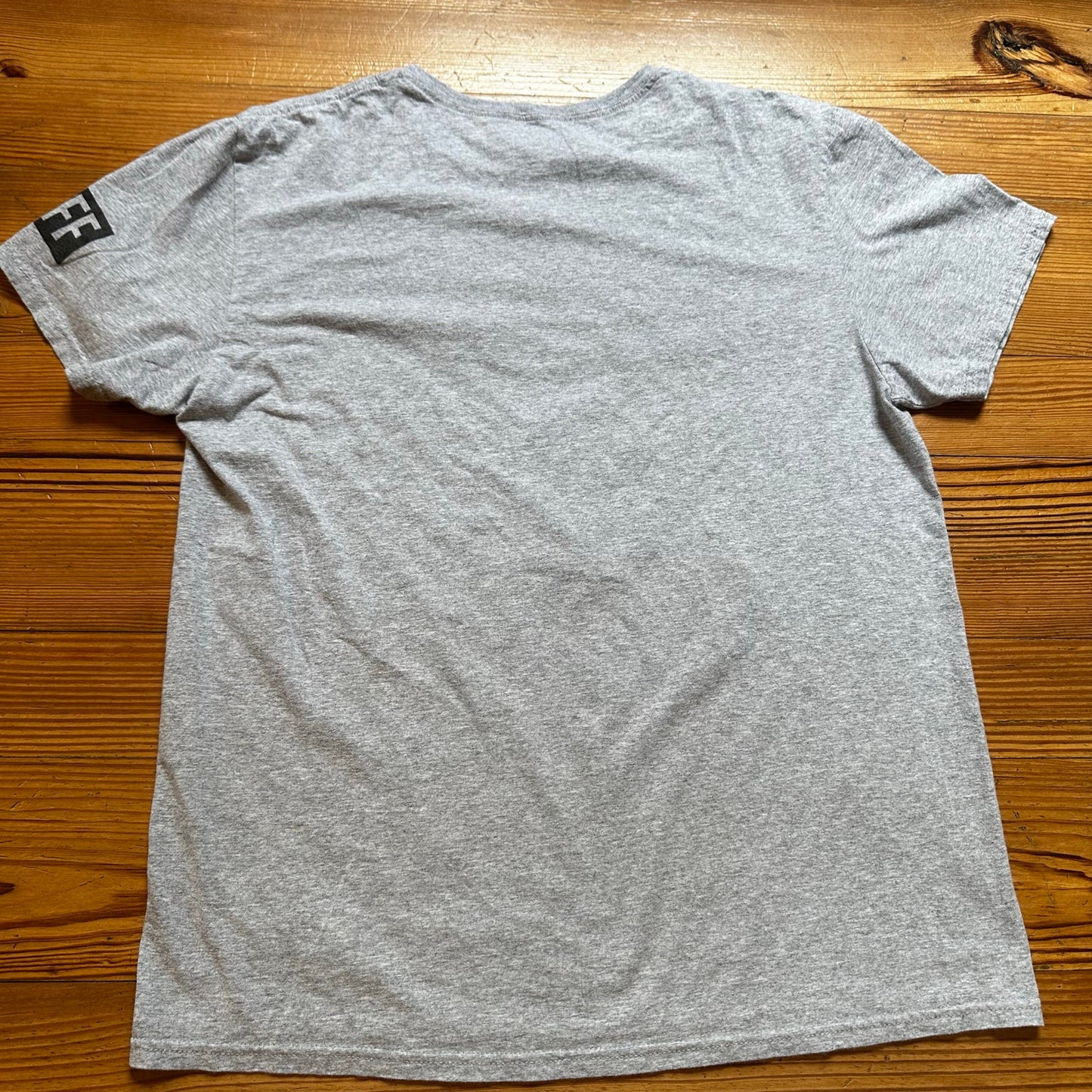 Disney Mickey Neff gray shirt sleeve graphic shirt SIZE L