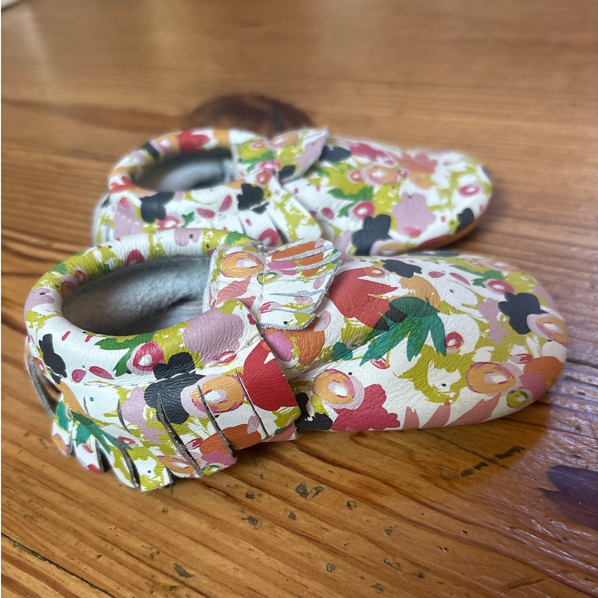 Fresh Produce white colorful floral soft sole baby moccasins SIZE 7