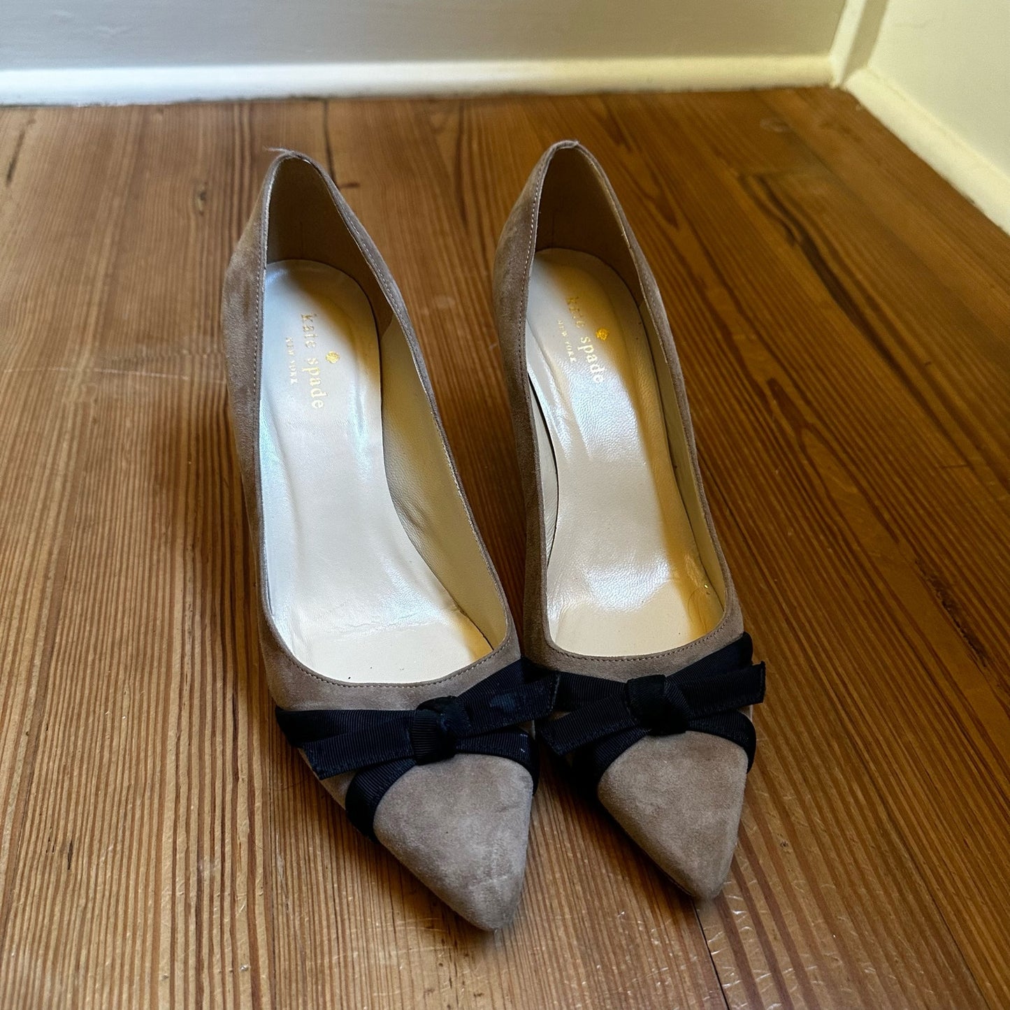 Kate Spade nude suede bow pointed toe pumps SIZE 9.5B