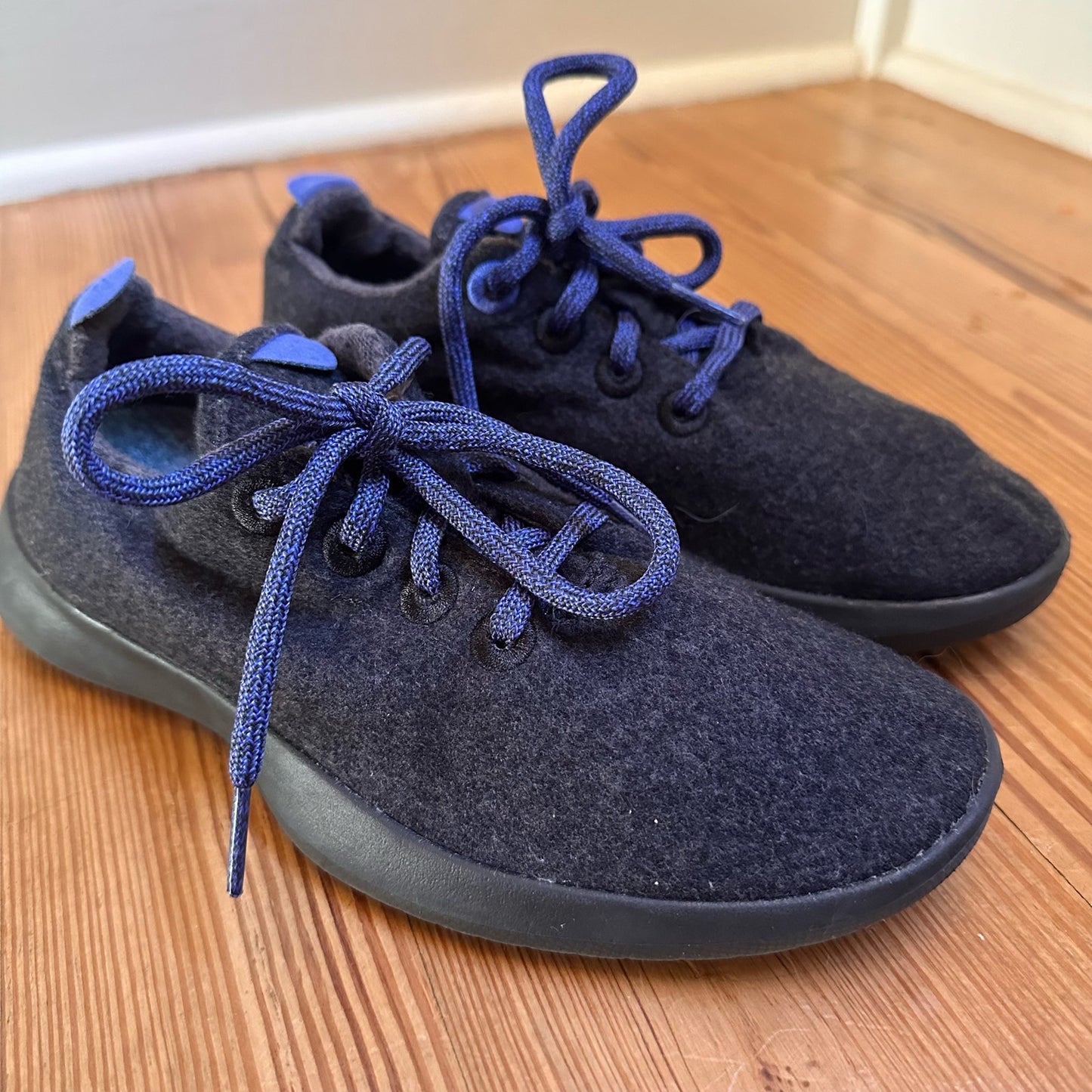 Allbirds black blue laces lightweight wool washable running sneaker SIZE 7