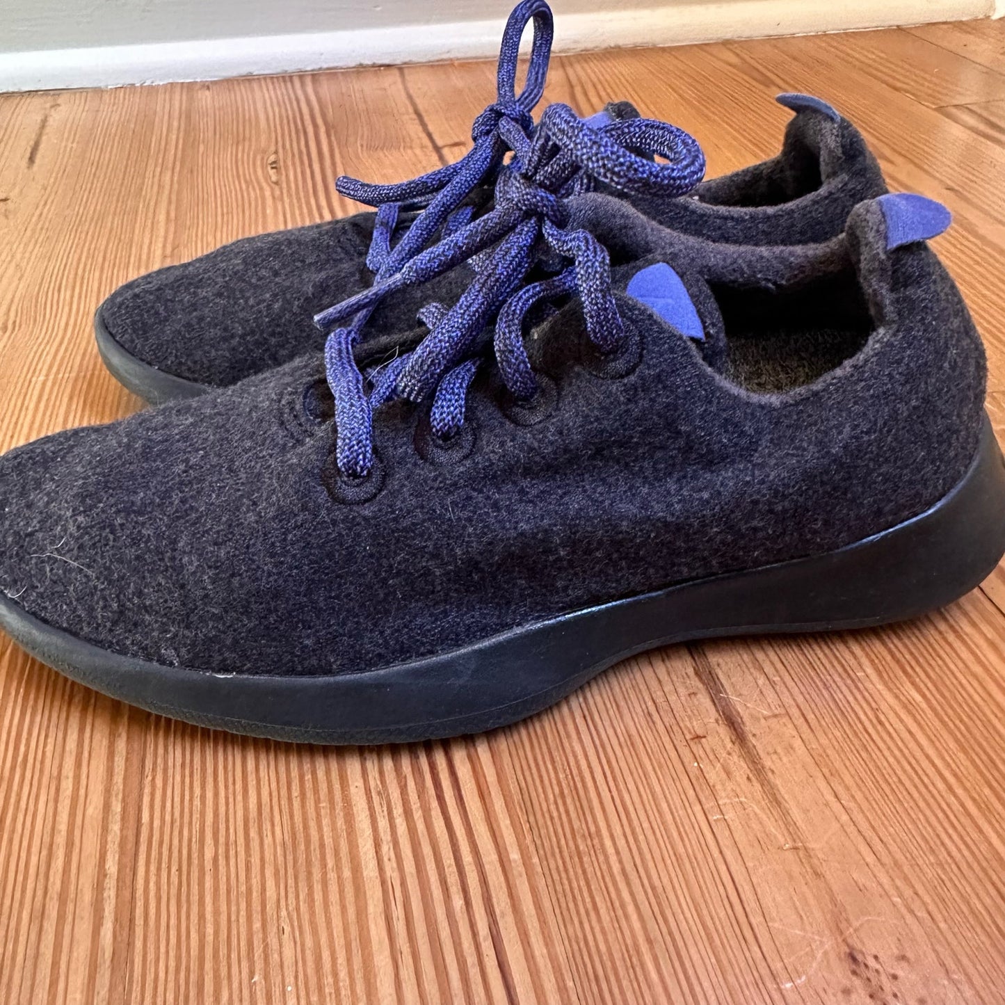 Allbirds black blue laces lightweight wool washable running sneaker SIZE 7