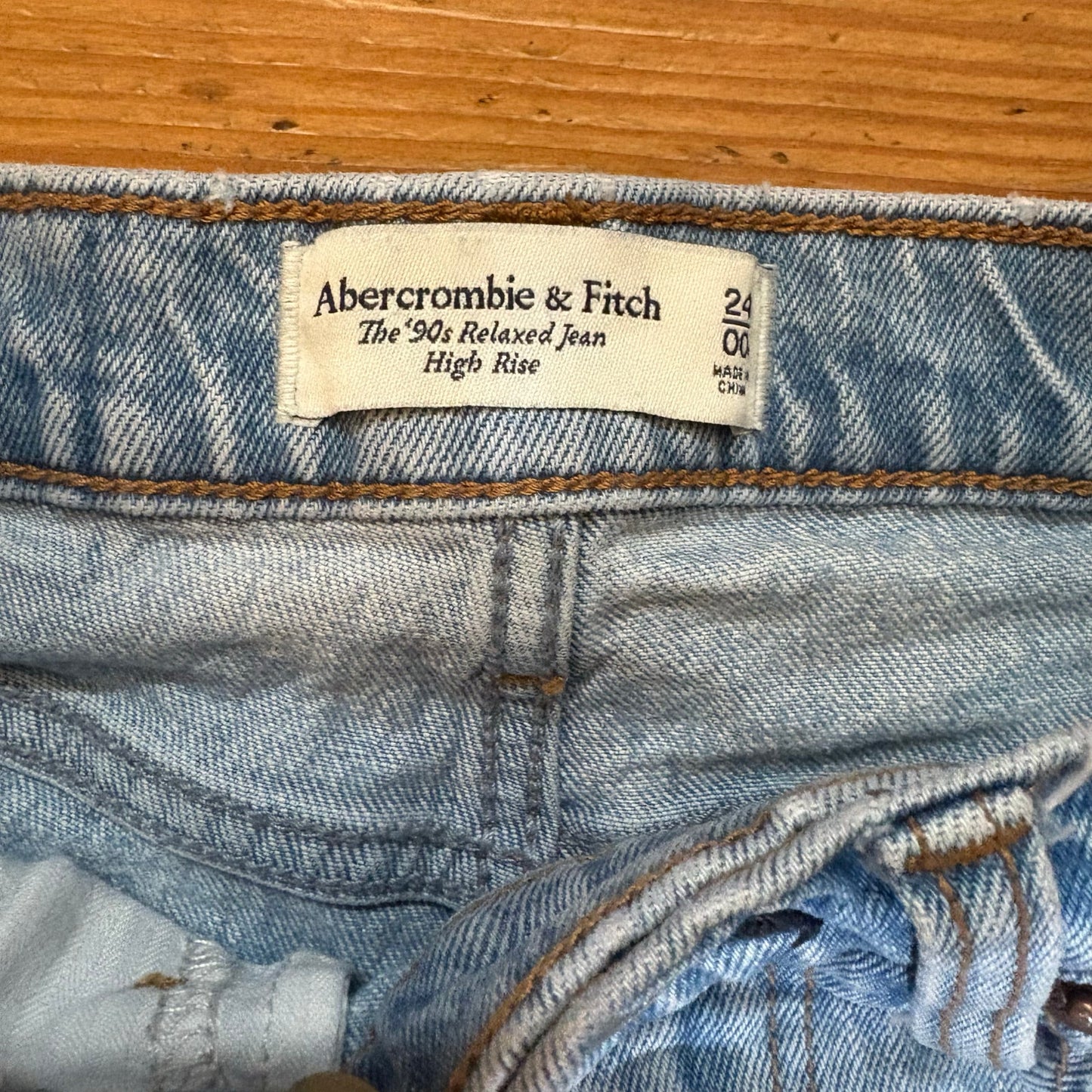 Abercrombie & Fitch light wash distressed 90s relaxed high rise jeans SIZE 00