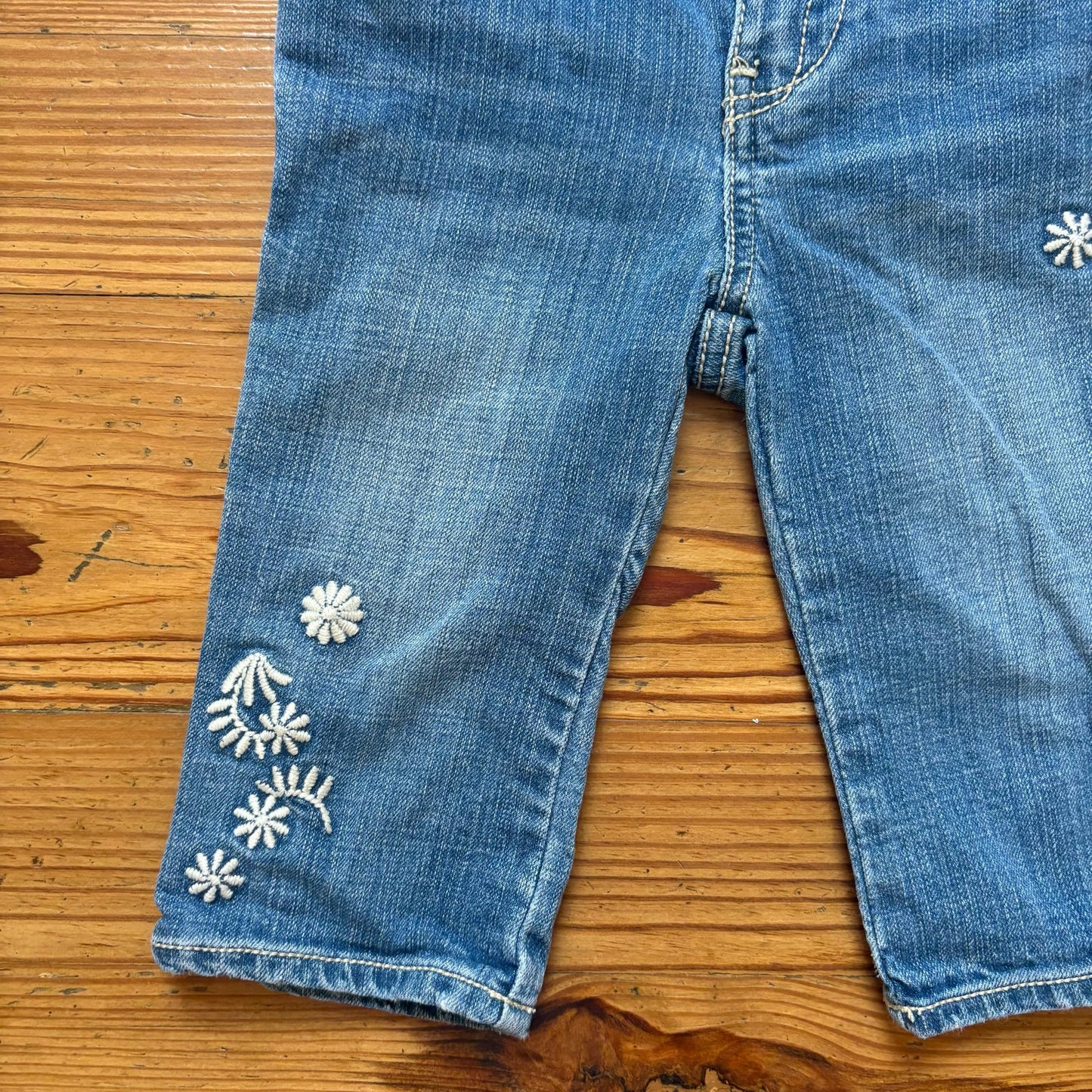 Gap medium wash white floral embroidered cropped toddler jeans SIZE 3T