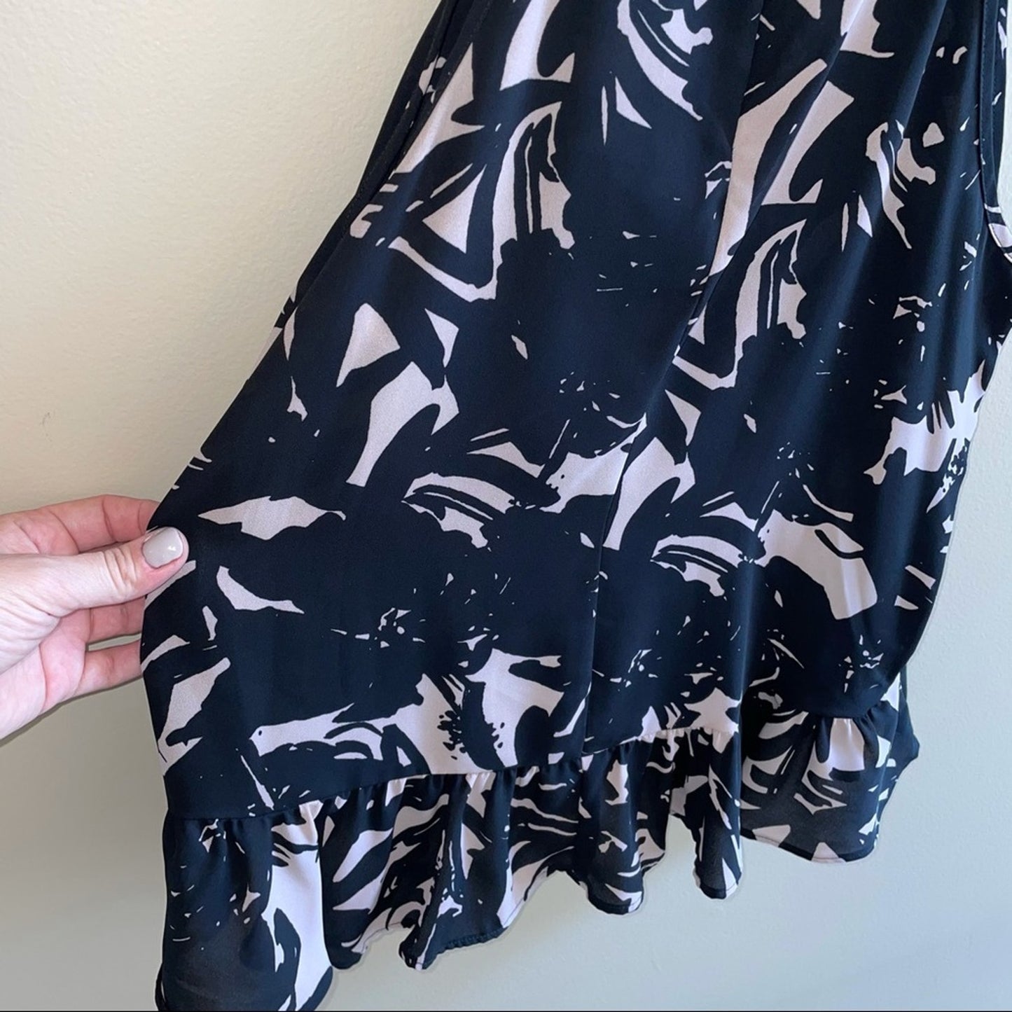 Eight Sixty ruffle crop halter SIZE S