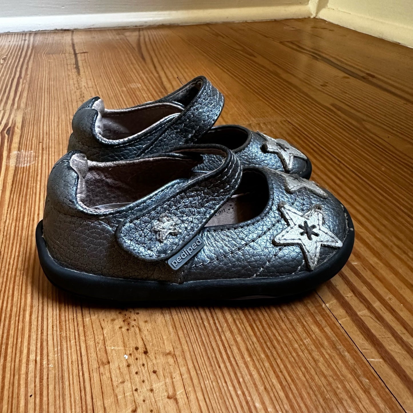 Pediped grip 'n' go leather starlite pewter gray star mary jane shoes SIZE 4/4.5