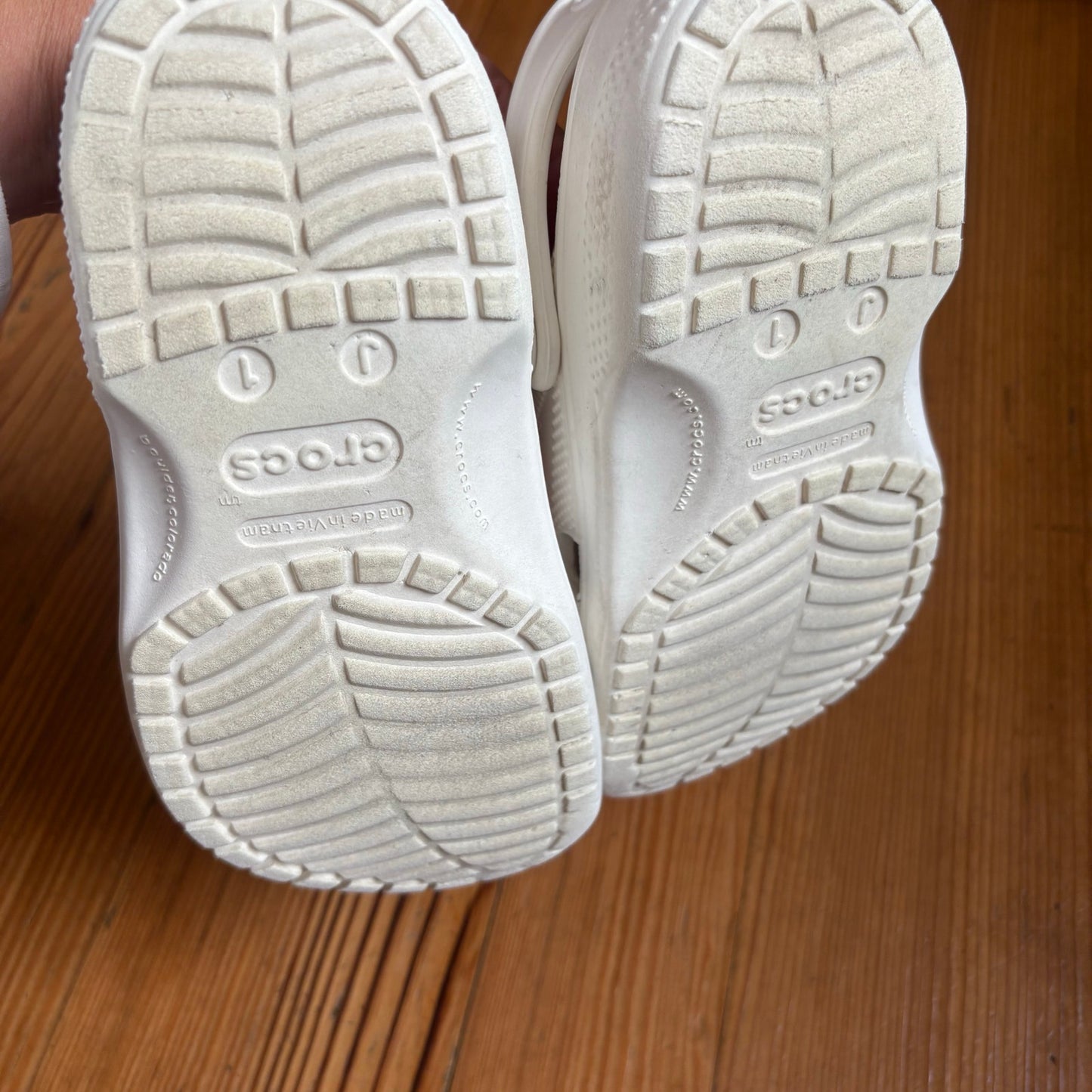Crocs white classic slip on clog kids shoes SIZE 1