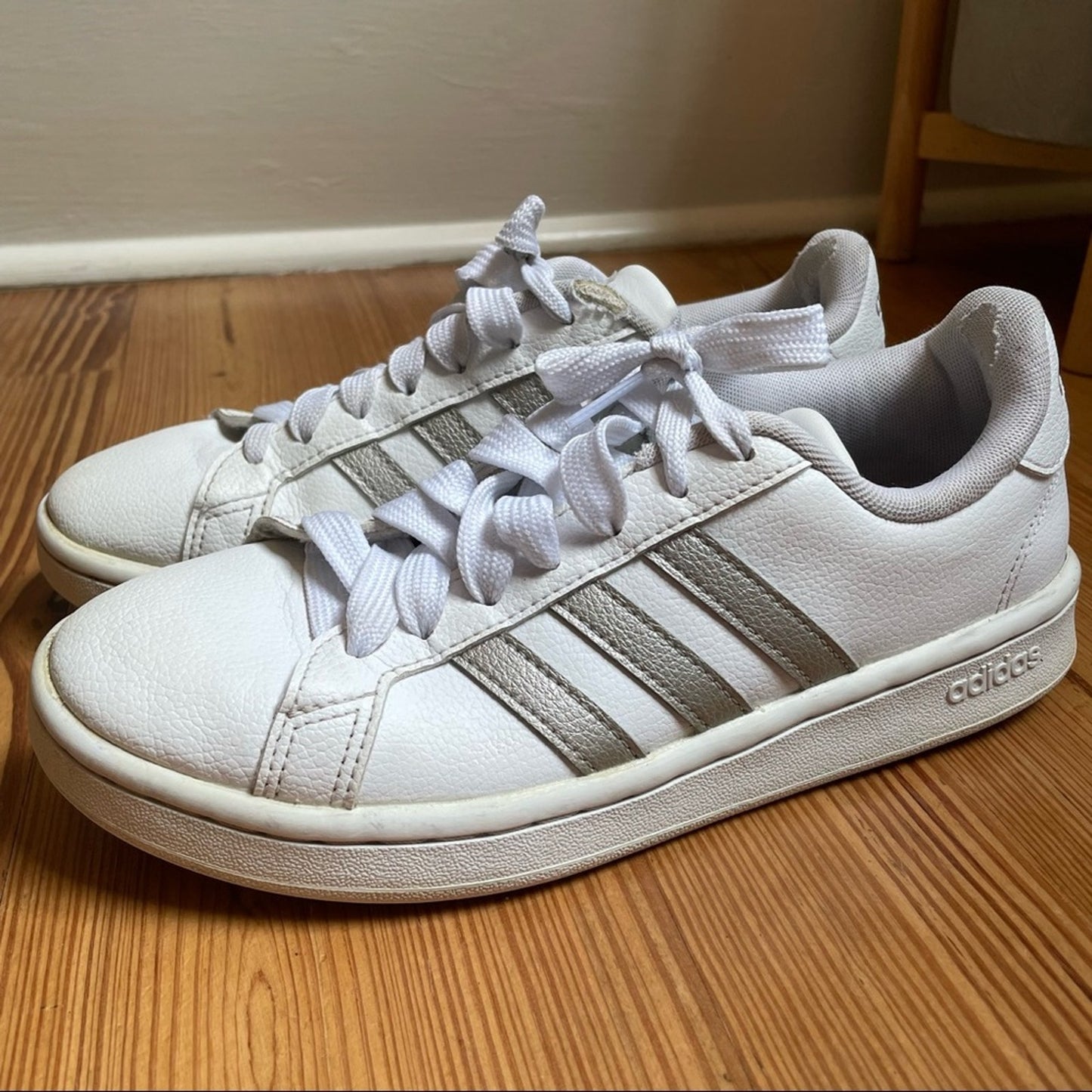Adidas classic three stripe white silver sneaker SIZE 6