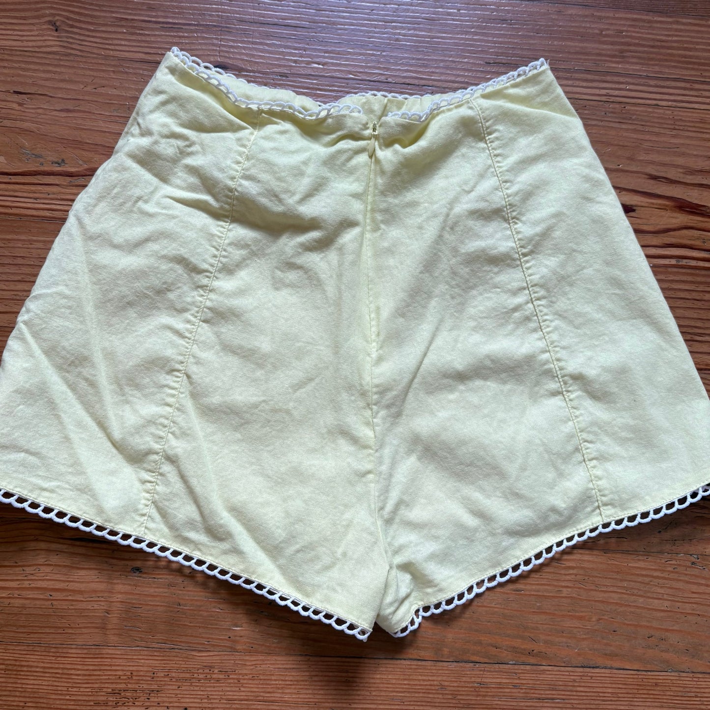 Hello Molly pastel yellow white scallop trim high rise shorts SIZE 4
