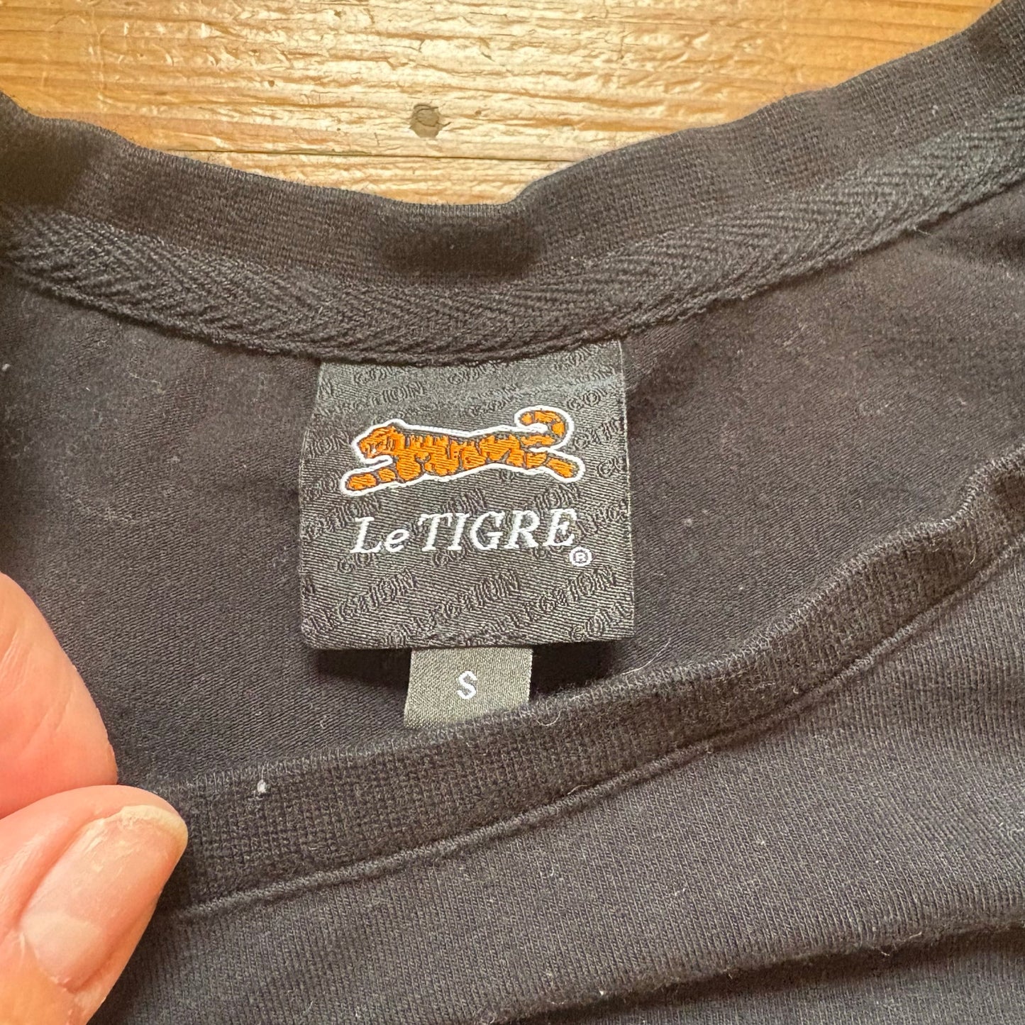 Le Tigre black red textured logo short sleeve graphic shirt SIZE S