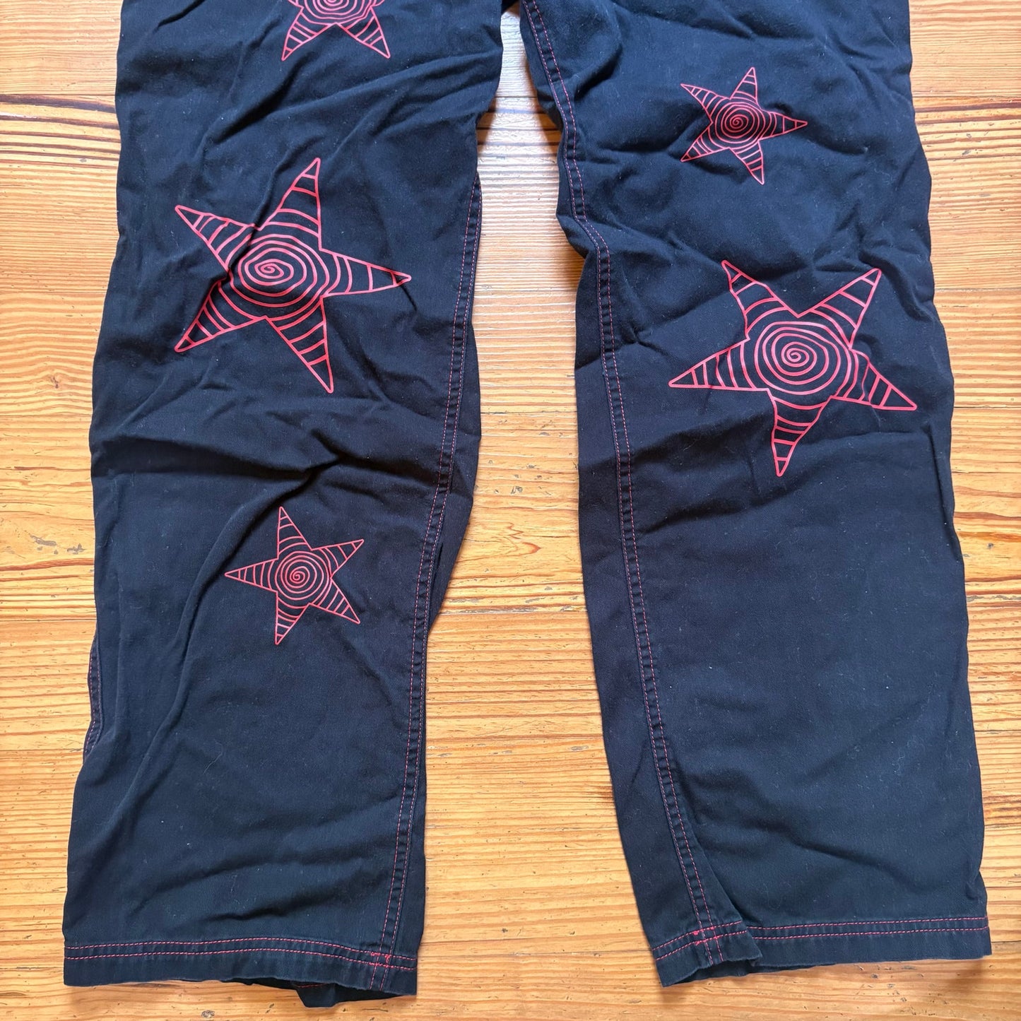 Hot Topic black goth red star graphic cargo pants SIZE 5