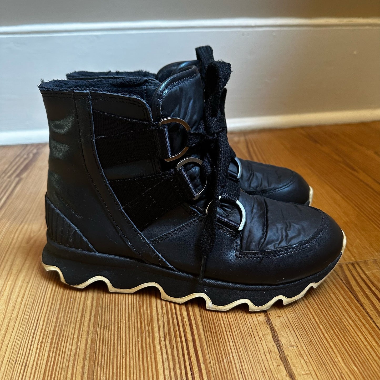 Sorel womens Kinetic black lugged sole lace up ankle boot SIZE 7.5