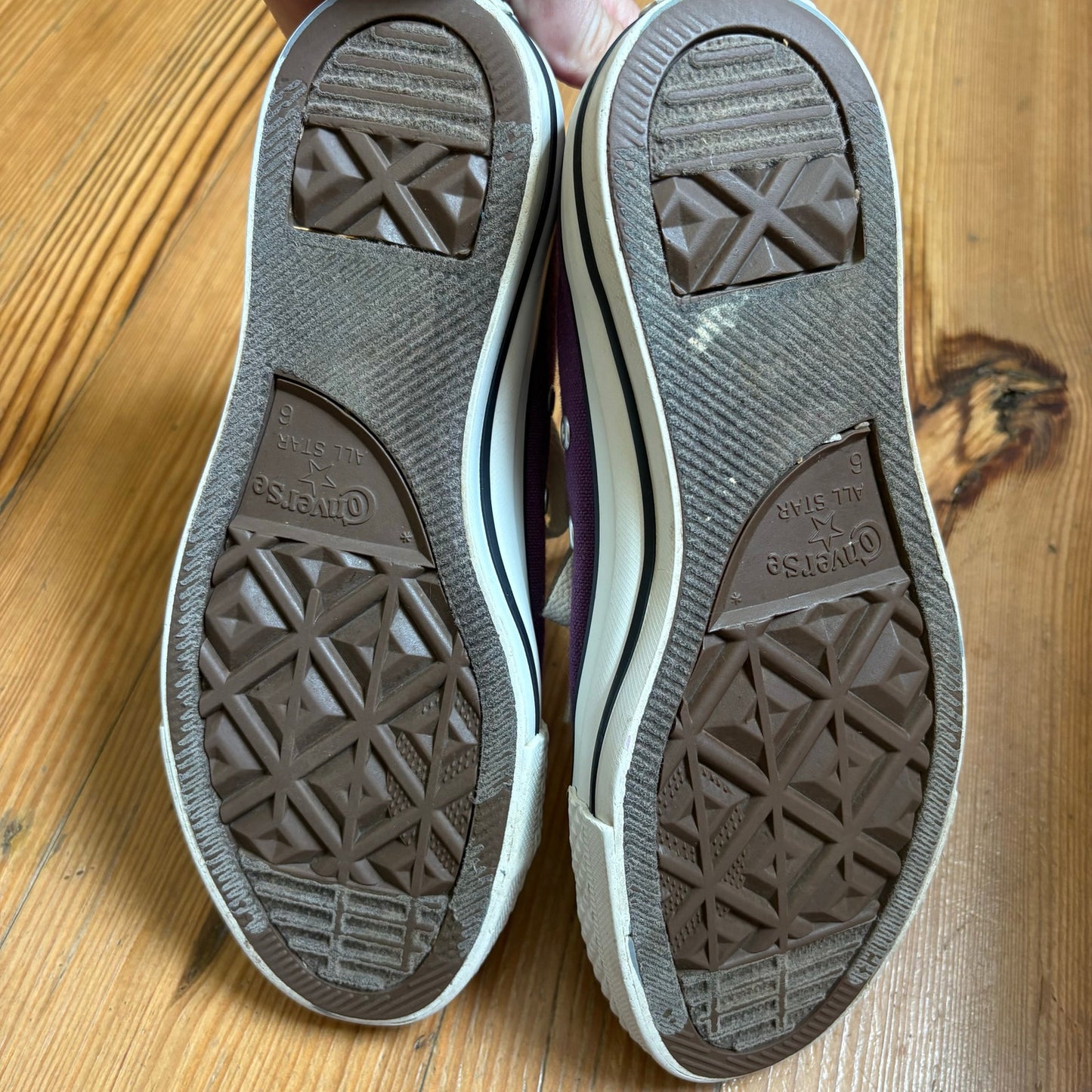 Converse All Star unisex purple low top lace up sneakers SIZE M6, W8