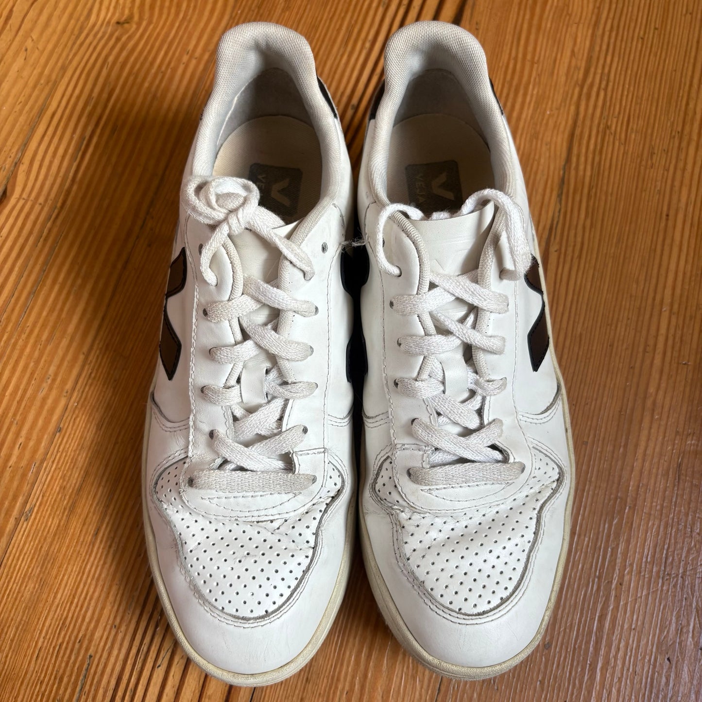 VEJA white leather black accents low top mens lace sneakers SIZE 9