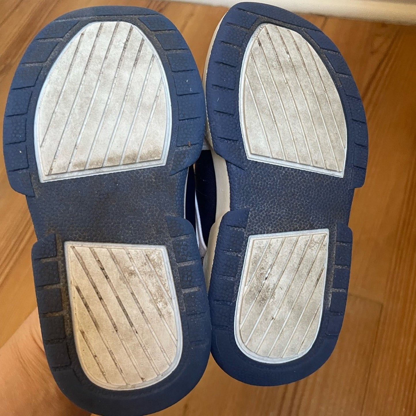 DKNY Maddie stretch logo sneaker SIZE 7