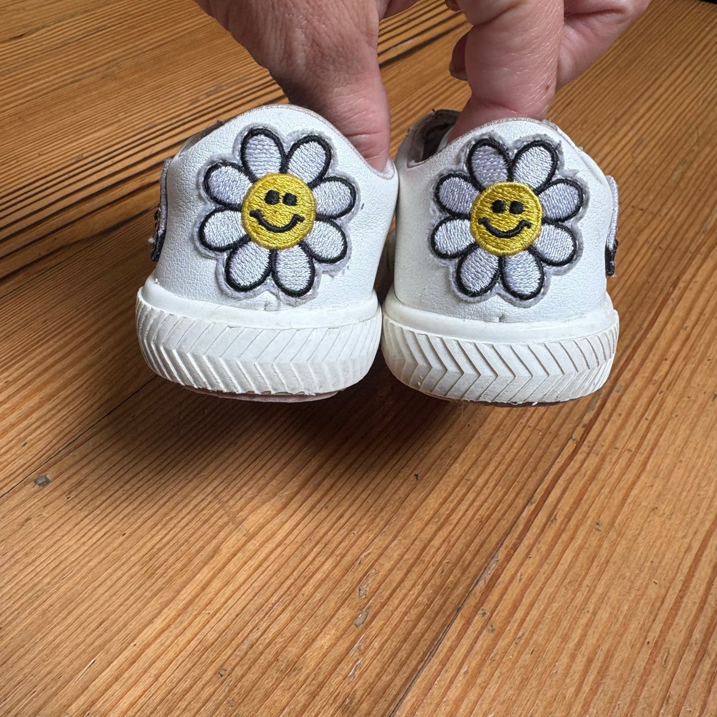Wonder Nation white leather heart rainbow patch low top sneakers SIZE 8