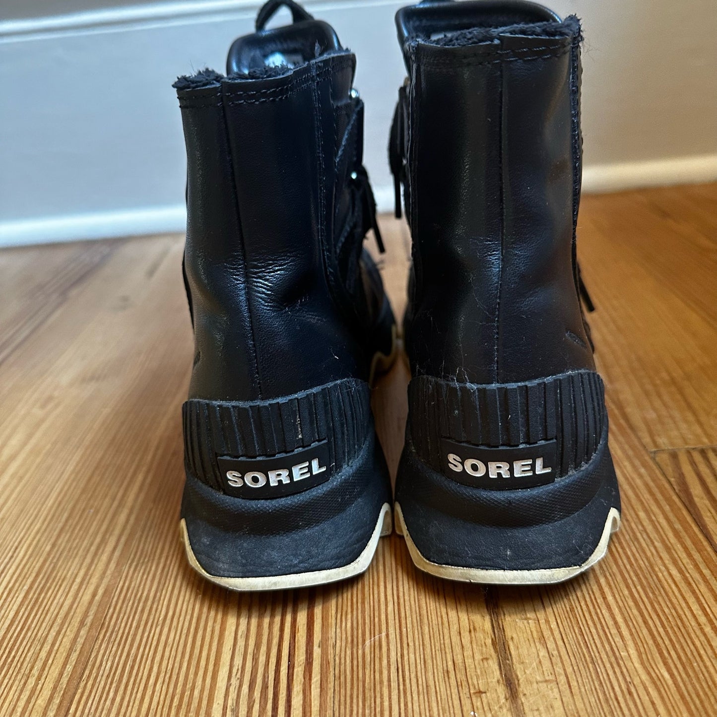 Sorel womens Kinetic black lugged sole lace up ankle boot SIZE 7.5