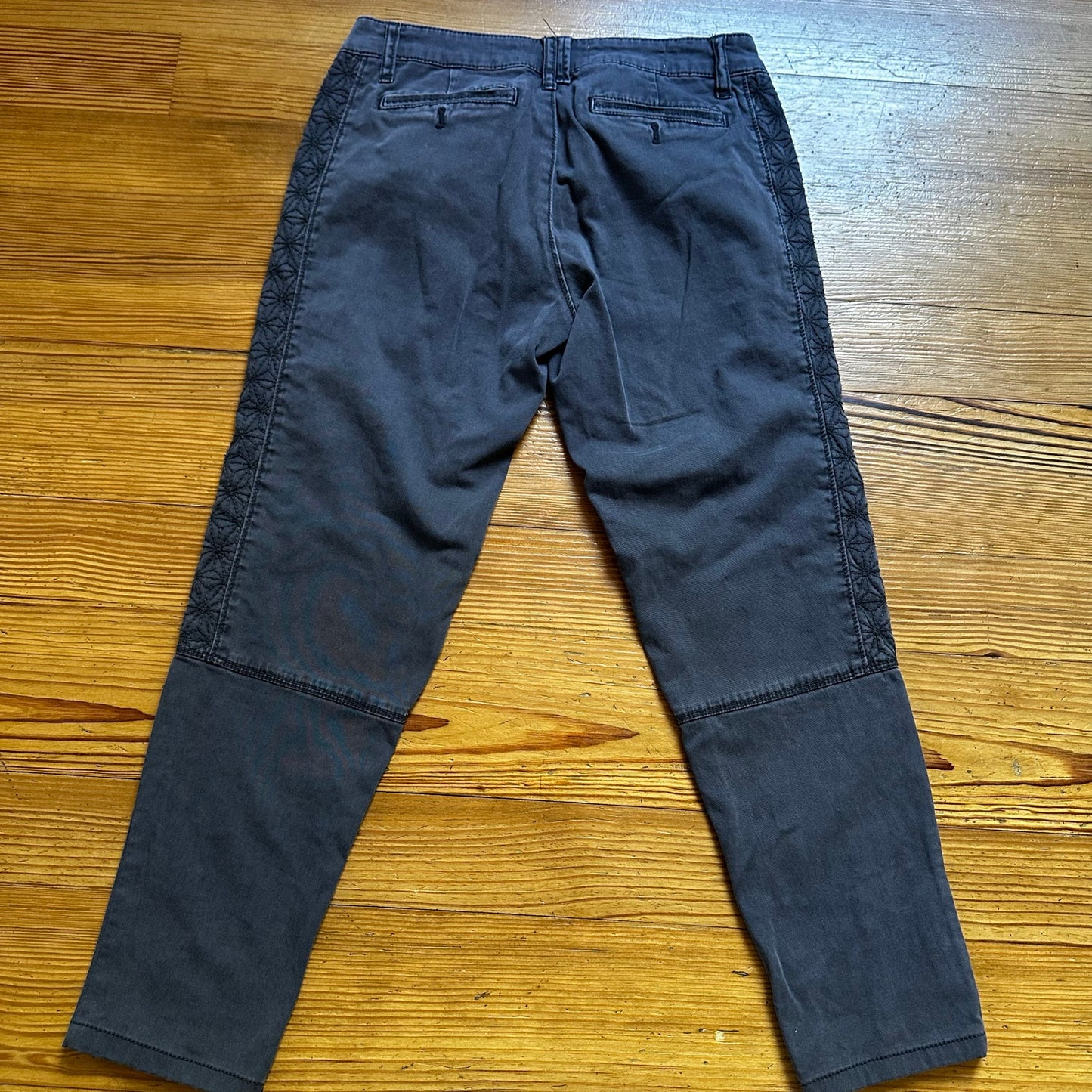 Pilcro by Anthropologie gray geometric embroidered side cropped pant SIZE 26