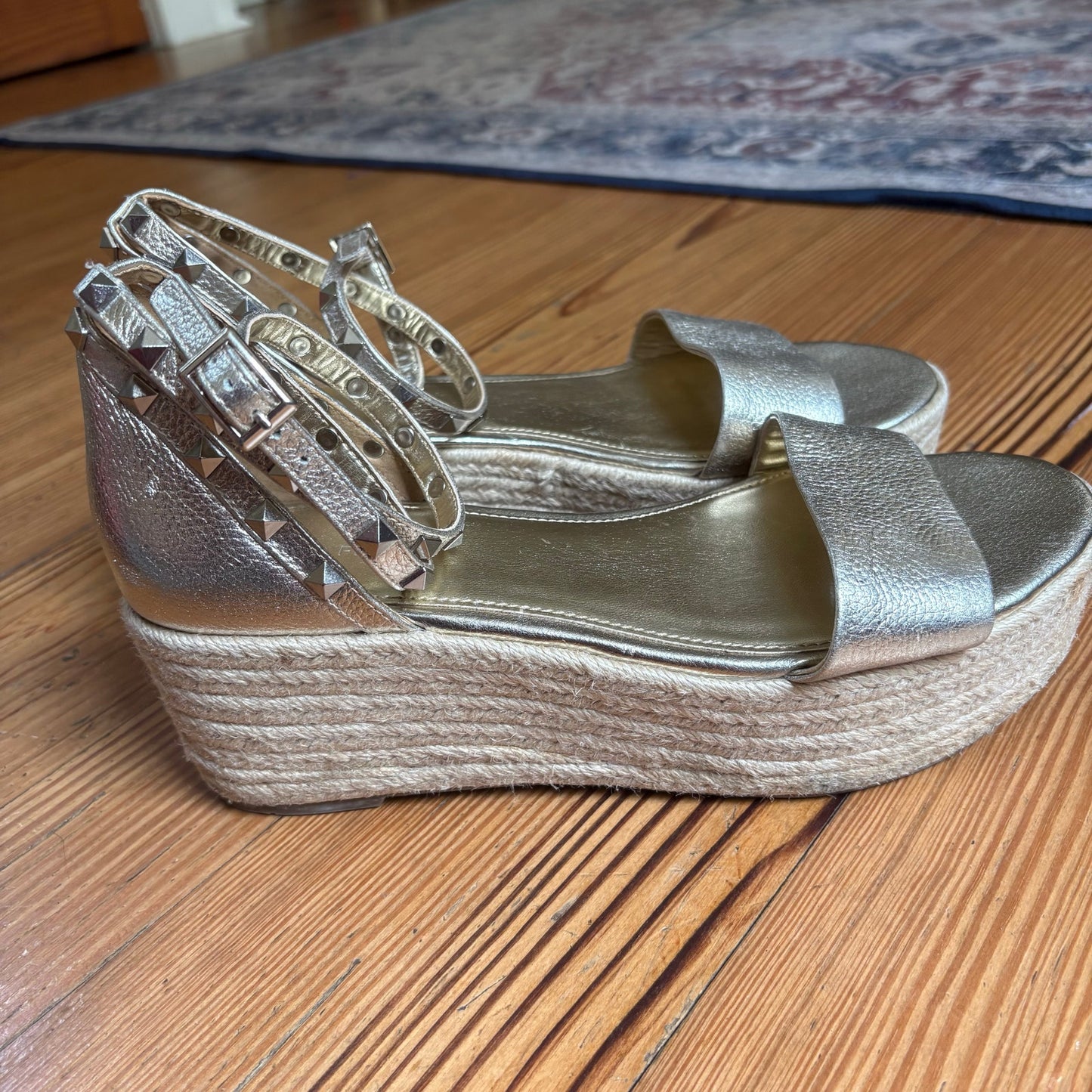 Marc Fisher Jazlyn gold platform espadrille wedge studded sandal SIZE 9.5