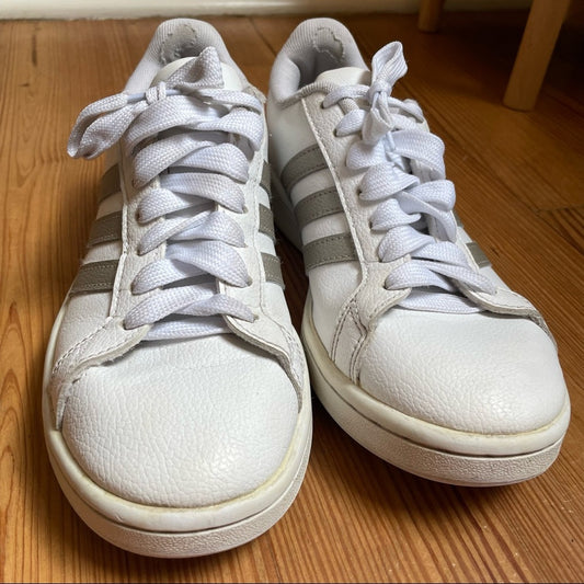 Adidas classic three stripe white silver sneaker SIZE 6