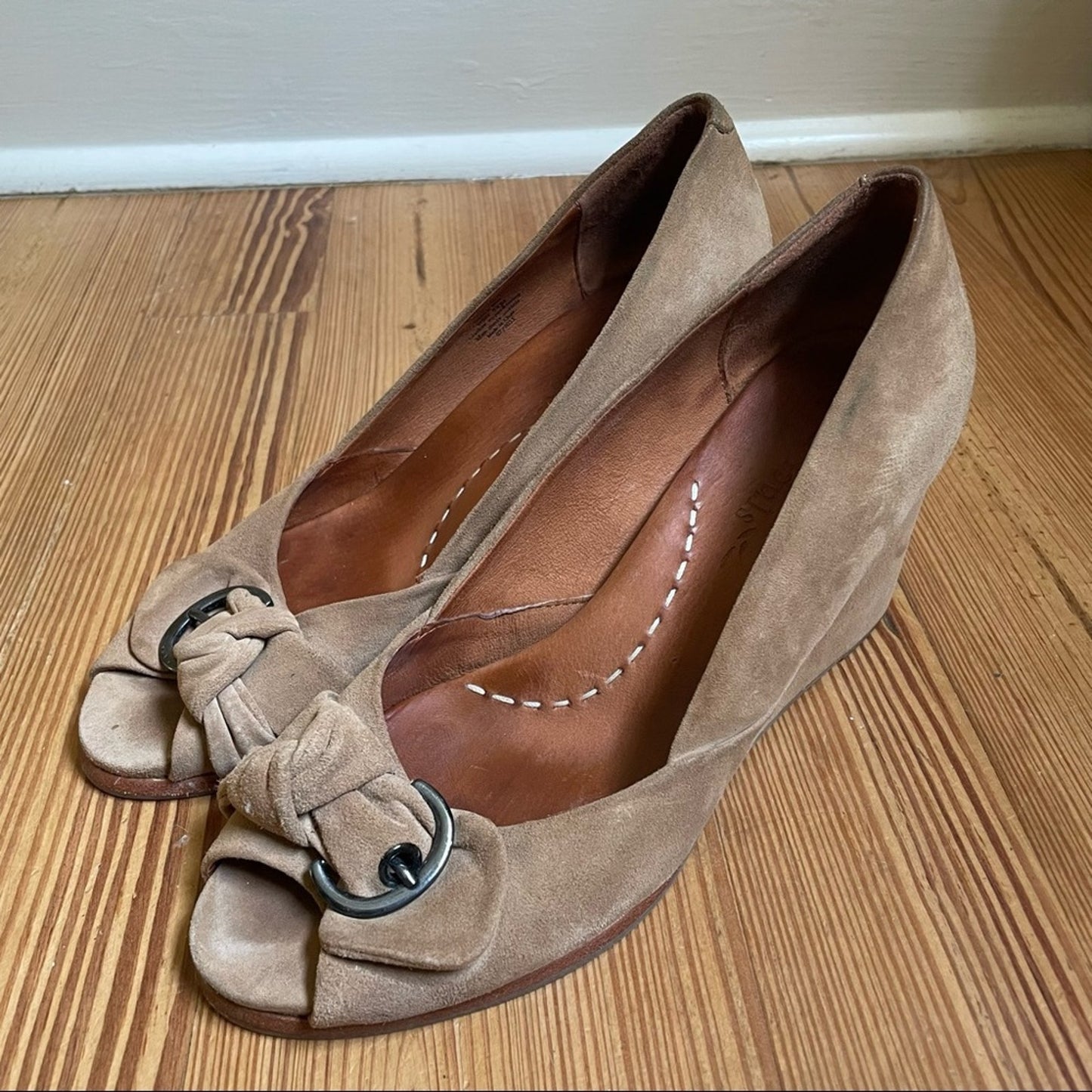 Gentle Souls Gabe's bow buckle tan suede wedge SIZE 9.5M