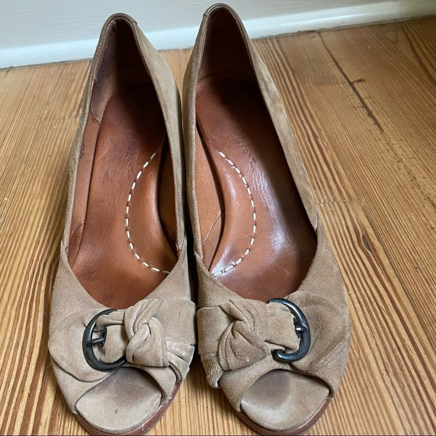 Gentle Souls Gabe's bow buckle tan suede wedge SIZE 9.5M