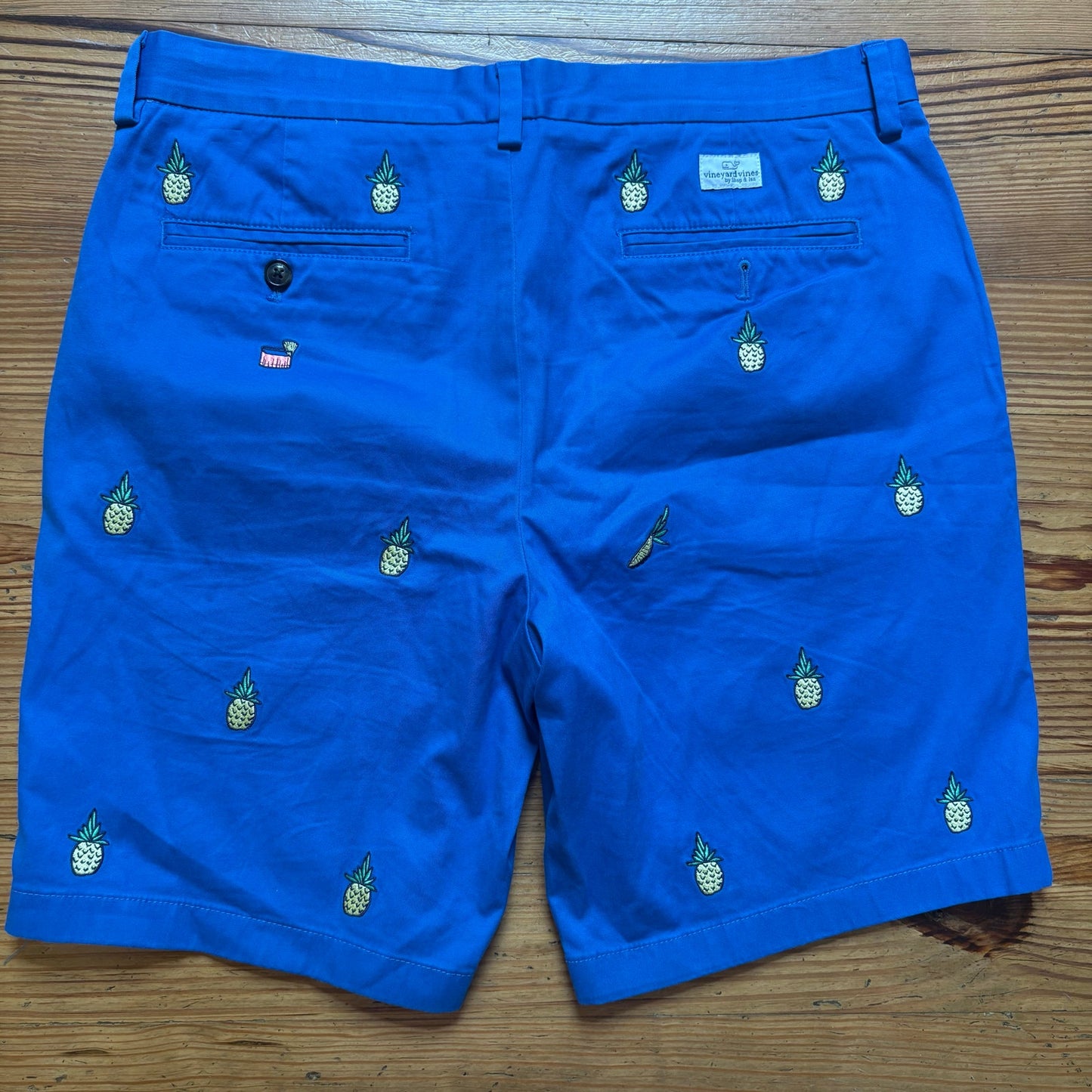 Vineyard Vines royal blue pineapple embroidered mens chino shorts SIZE 33
