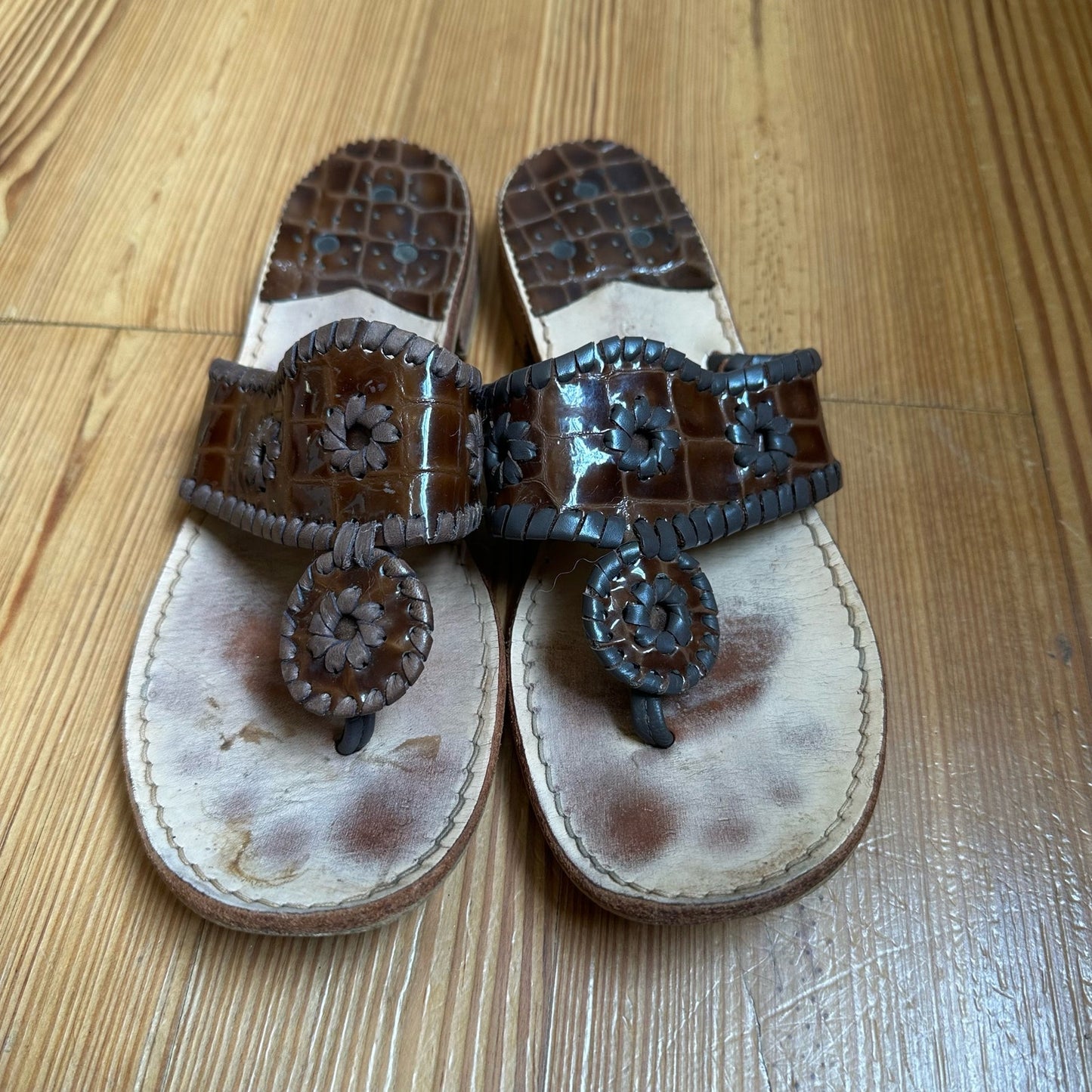 Jack Rogers brown croc design patent leather thong sandal SIZE 8