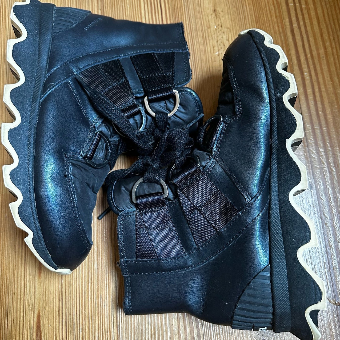 Sorel womens Kinetic black lugged sole lace up ankle boot SIZE 7.5