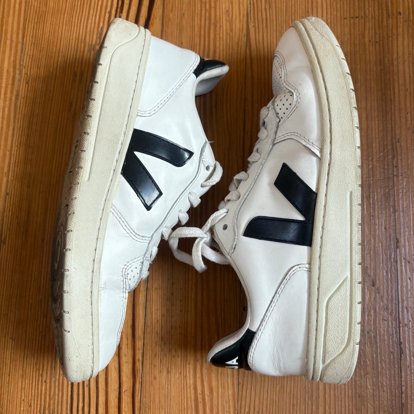 VEJA white leather black accents low top mens lace sneakers SIZE 9