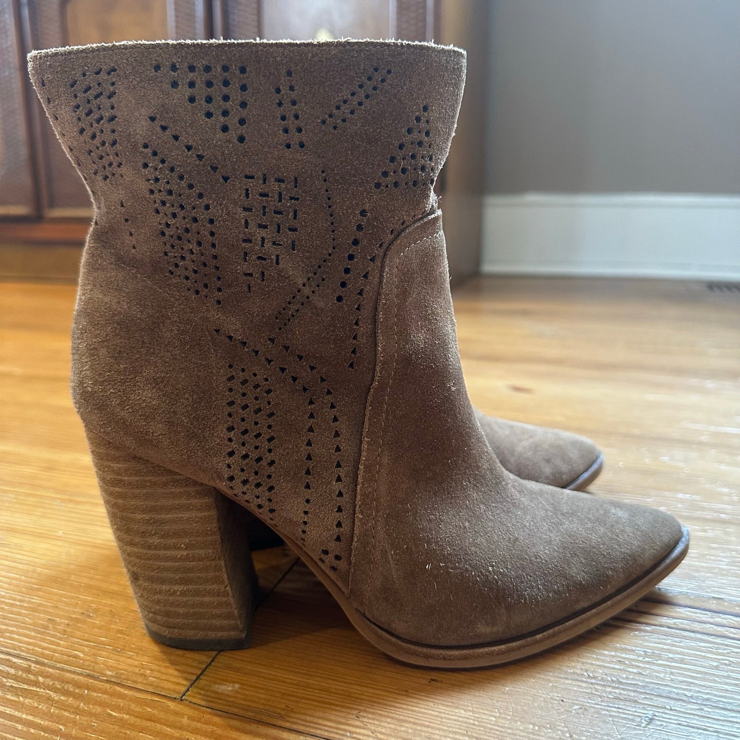 Vince Camuto brown heeled pointed toe ankle boots SIZE 8