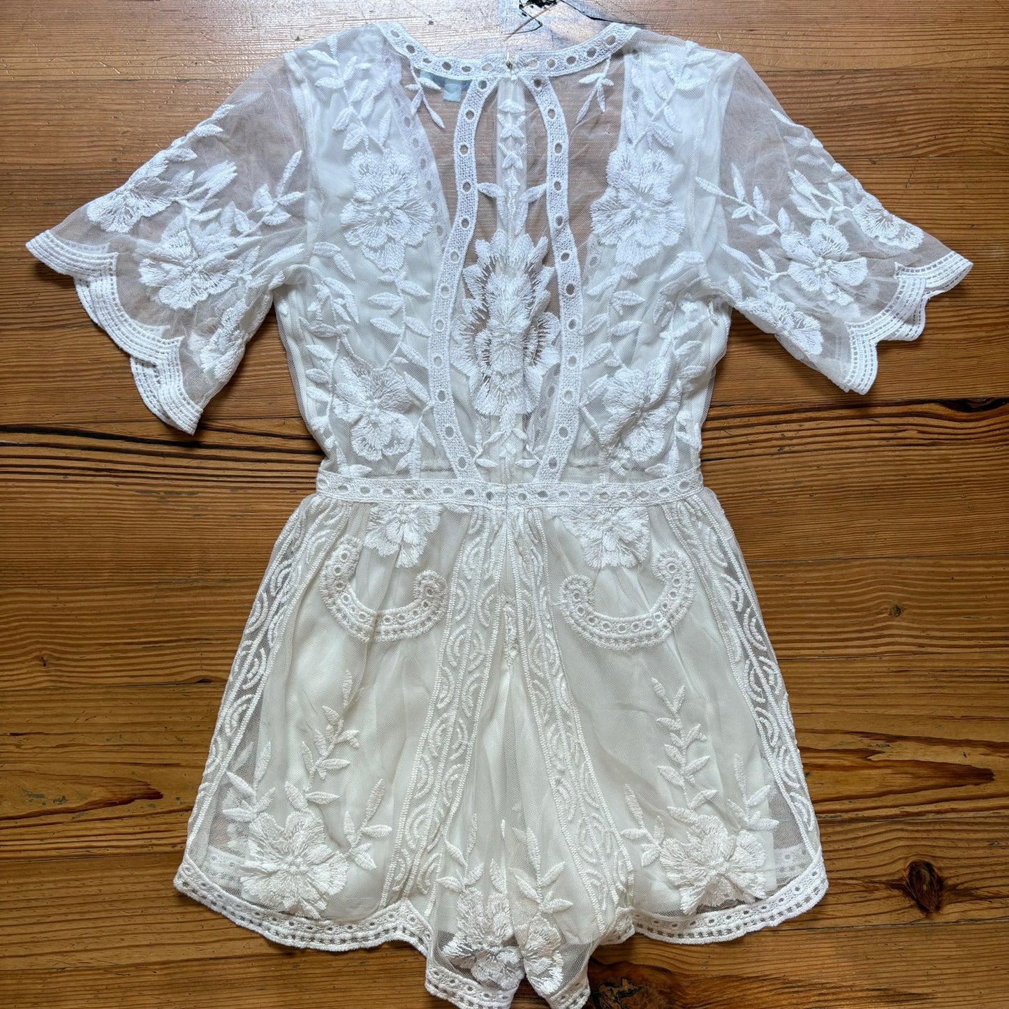She + Sky white lace overlay plunge neckline short sleeve romper SIZE M