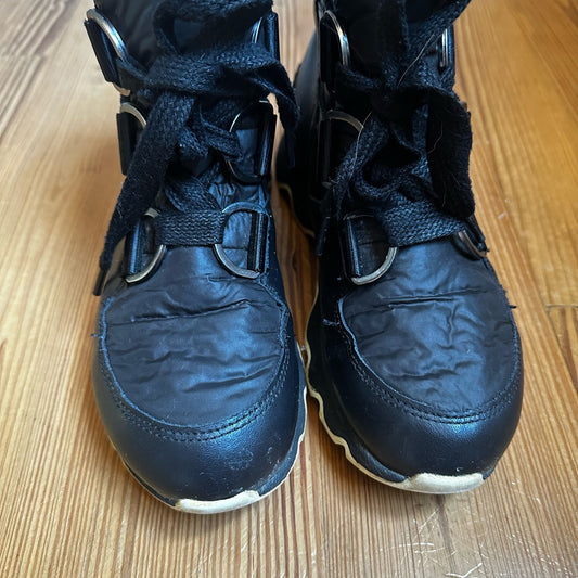 Sorel womens Kinetic black lugged sole lace up ankle boot SIZE 7.5