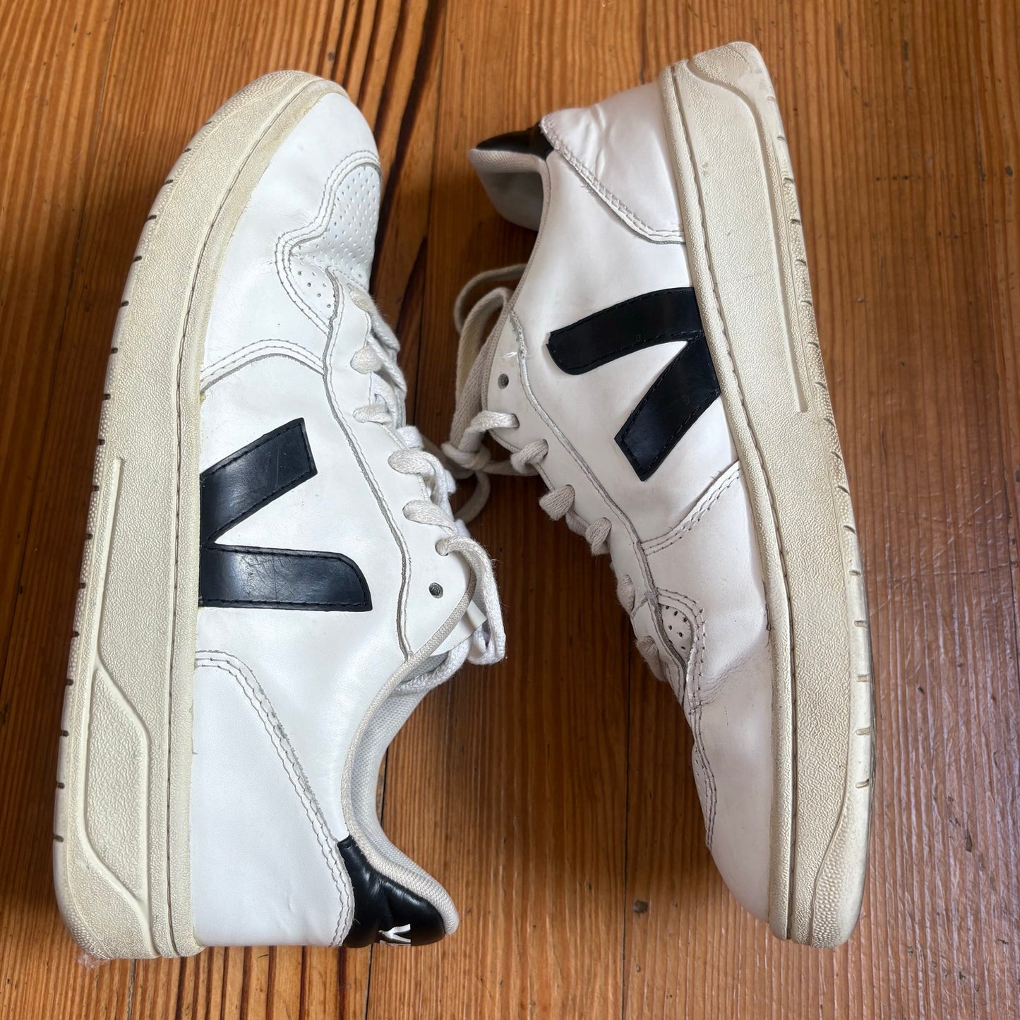 VEJA white leather black accents low top mens lace sneakers SIZE 9