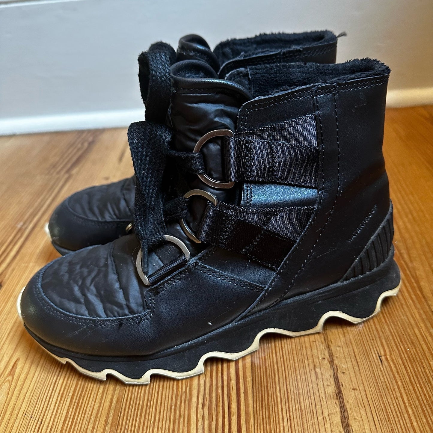Sorel womens Kinetic black lugged sole lace up ankle boot SIZE 7.5