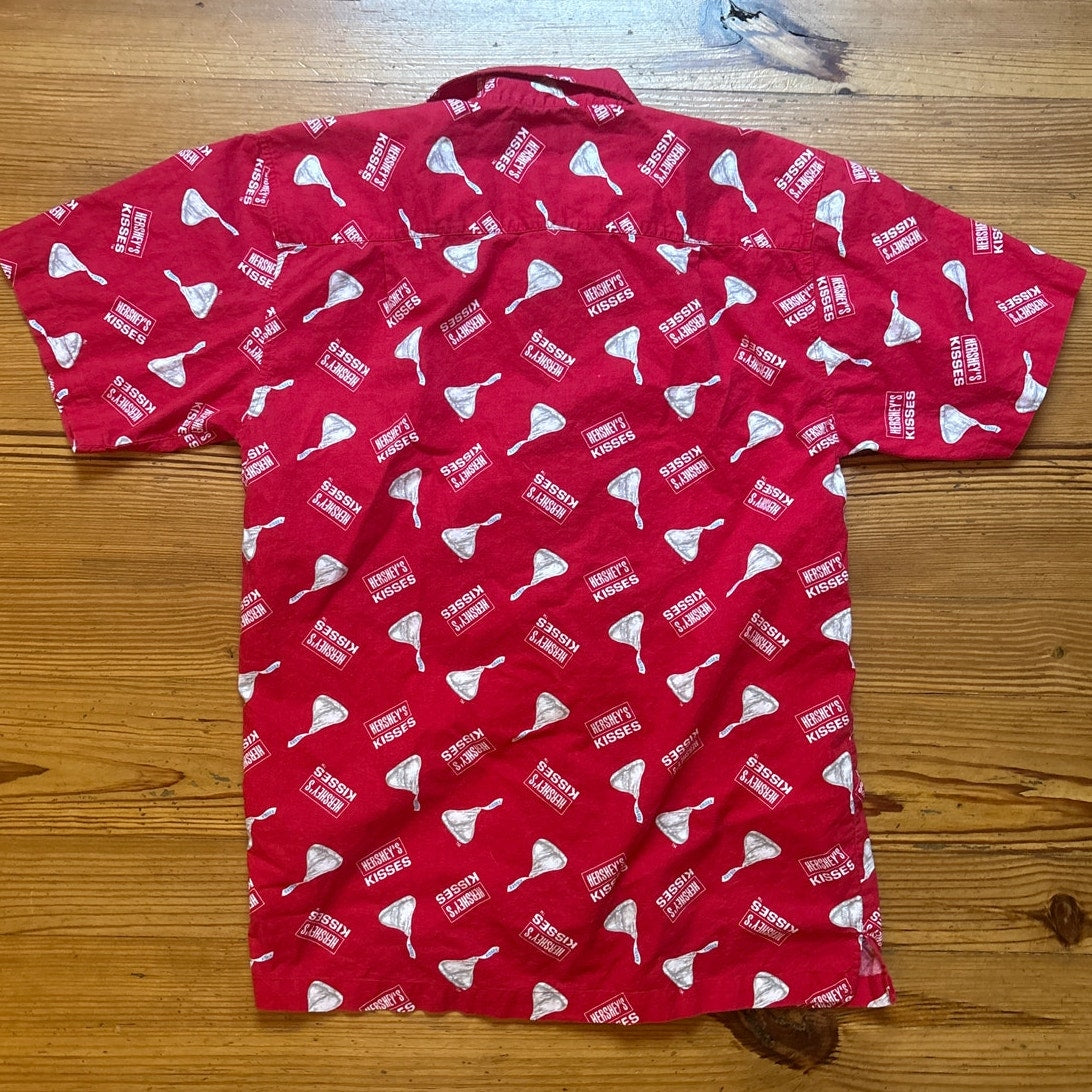 Hershey's red chocolate kiss short sleeve cotton button up short SIZE M