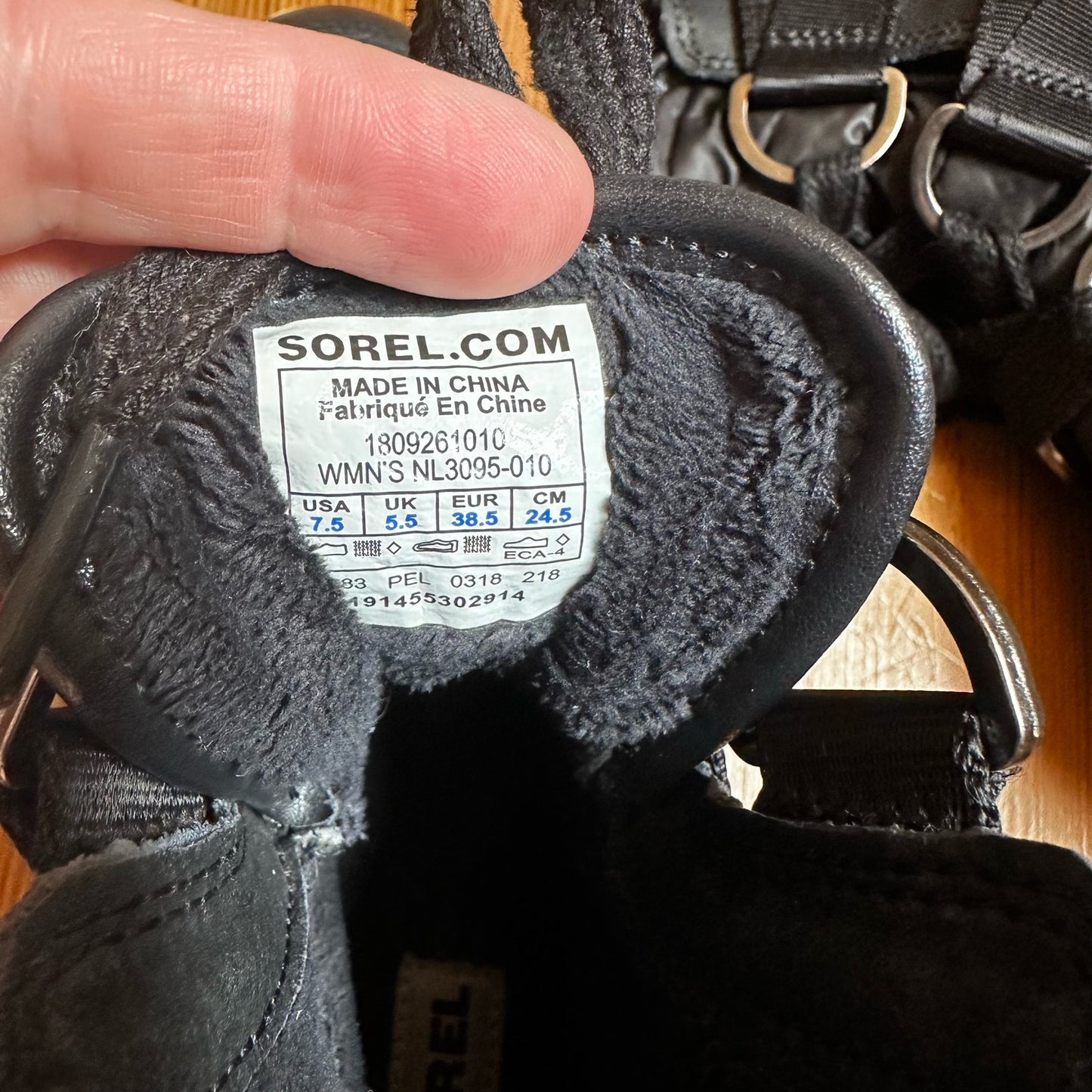 Sorel womens Kinetic black lugged sole lace up ankle boot SIZE 7.5