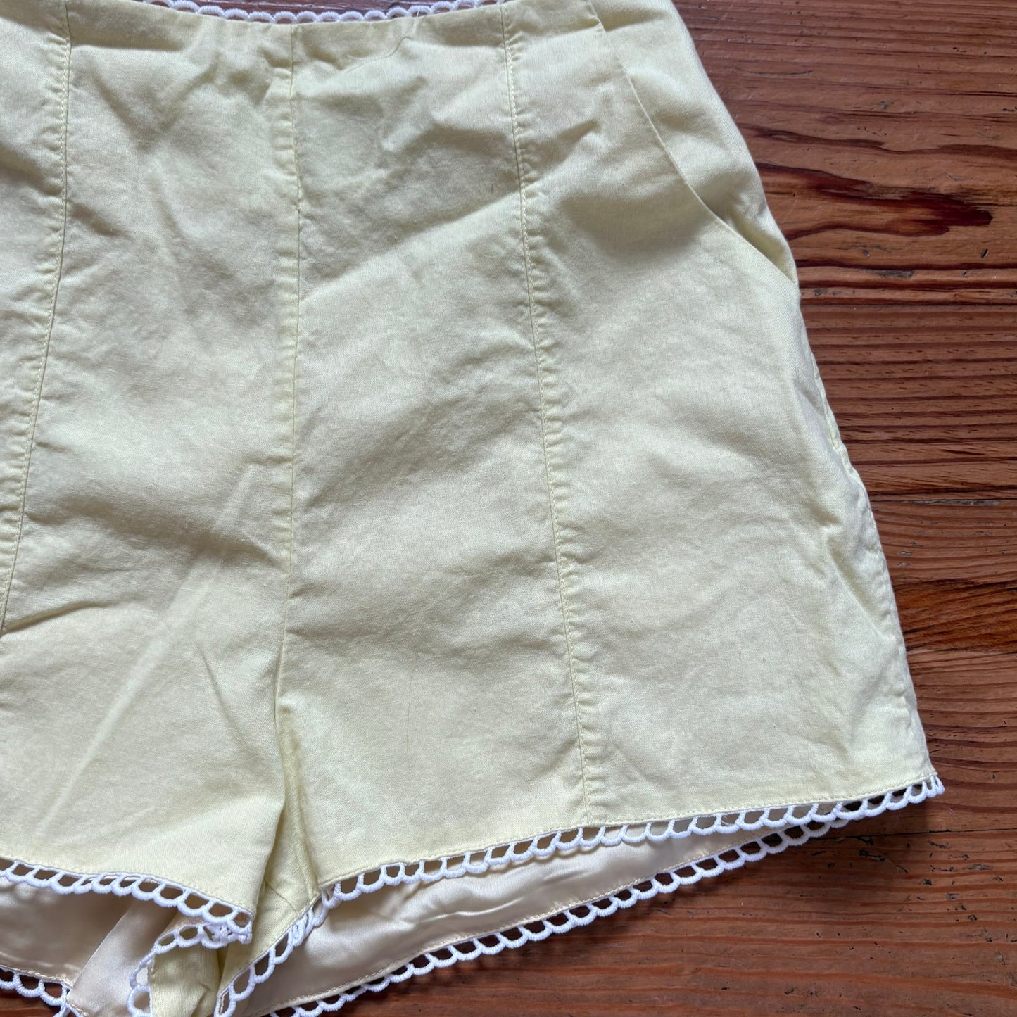 Hello Molly pastel yellow white scallop trim high rise shorts SIZE 4