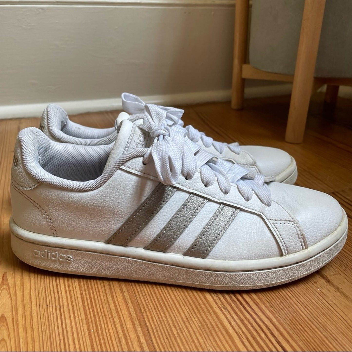 Adidas classic three stripe white silver sneaker SIZE 6