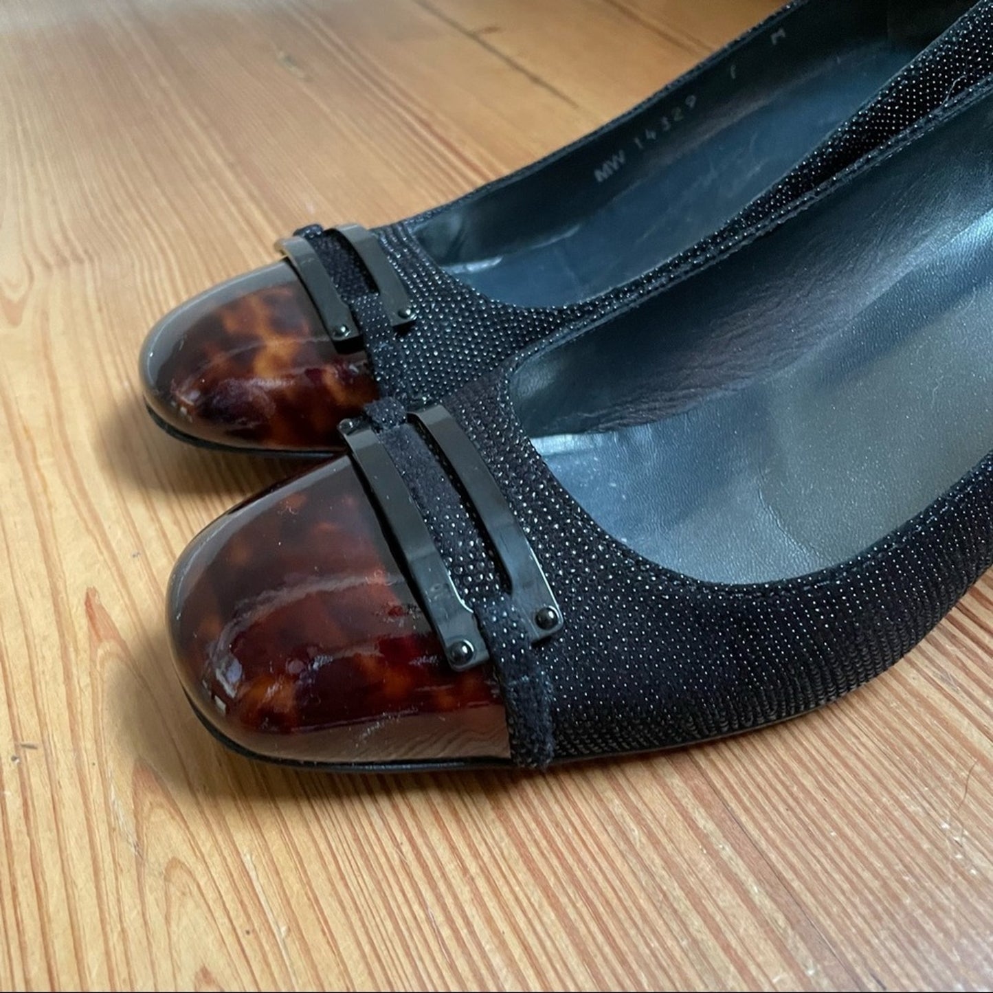 Stuart Weitzman black textured tortoise shell tip pump SIZE 7M