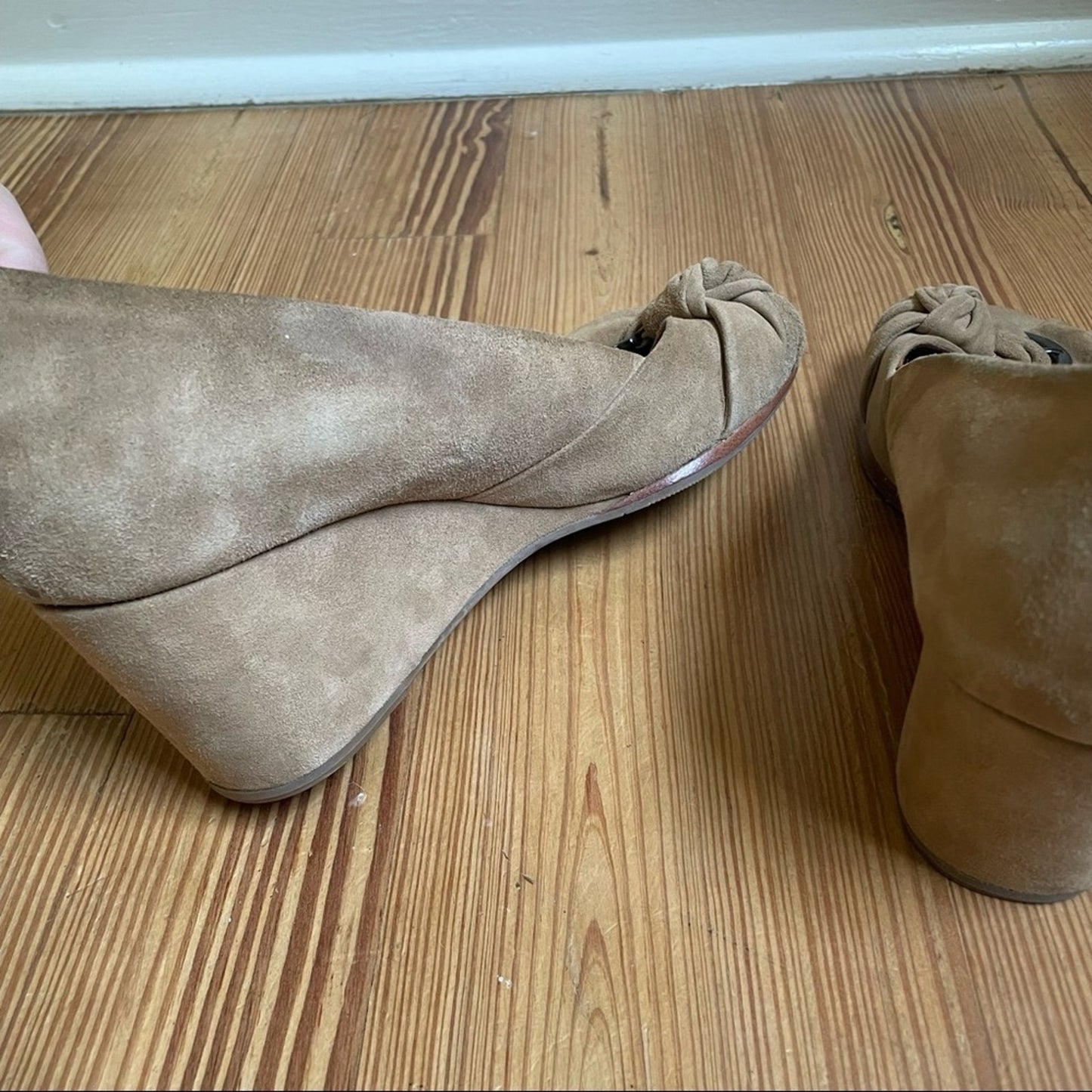 Gentle Souls Gabe's bow buckle tan suede wedge SIZE 9.5M