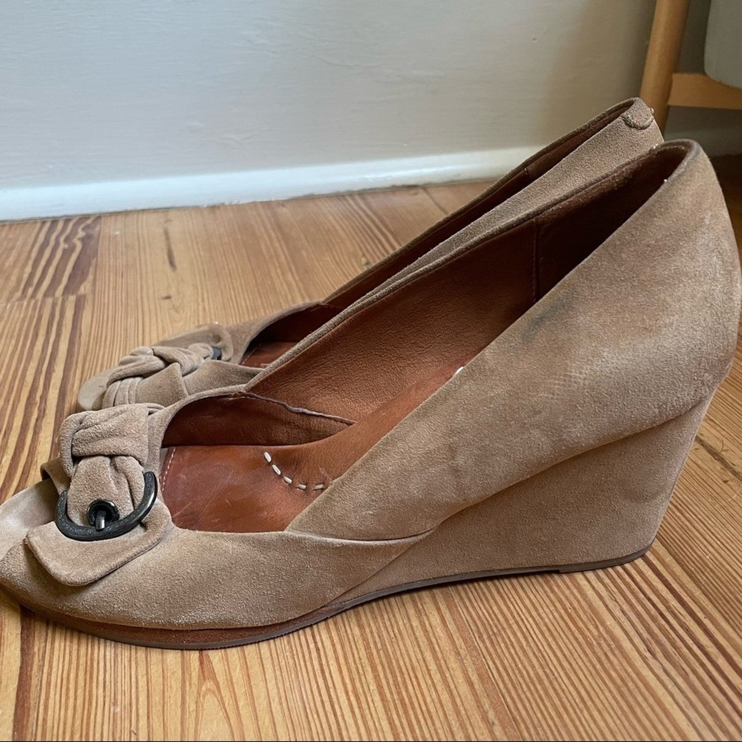 Gentle Souls Gabe's bow buckle tan suede wedge SIZE 9.5M