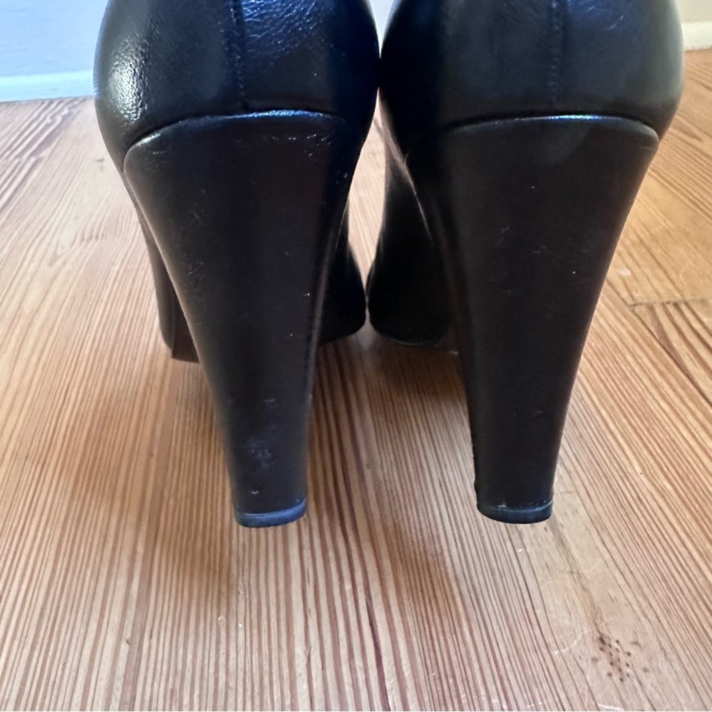 Stuart Weitzman black leather silver buckle accent heels SIZE 8