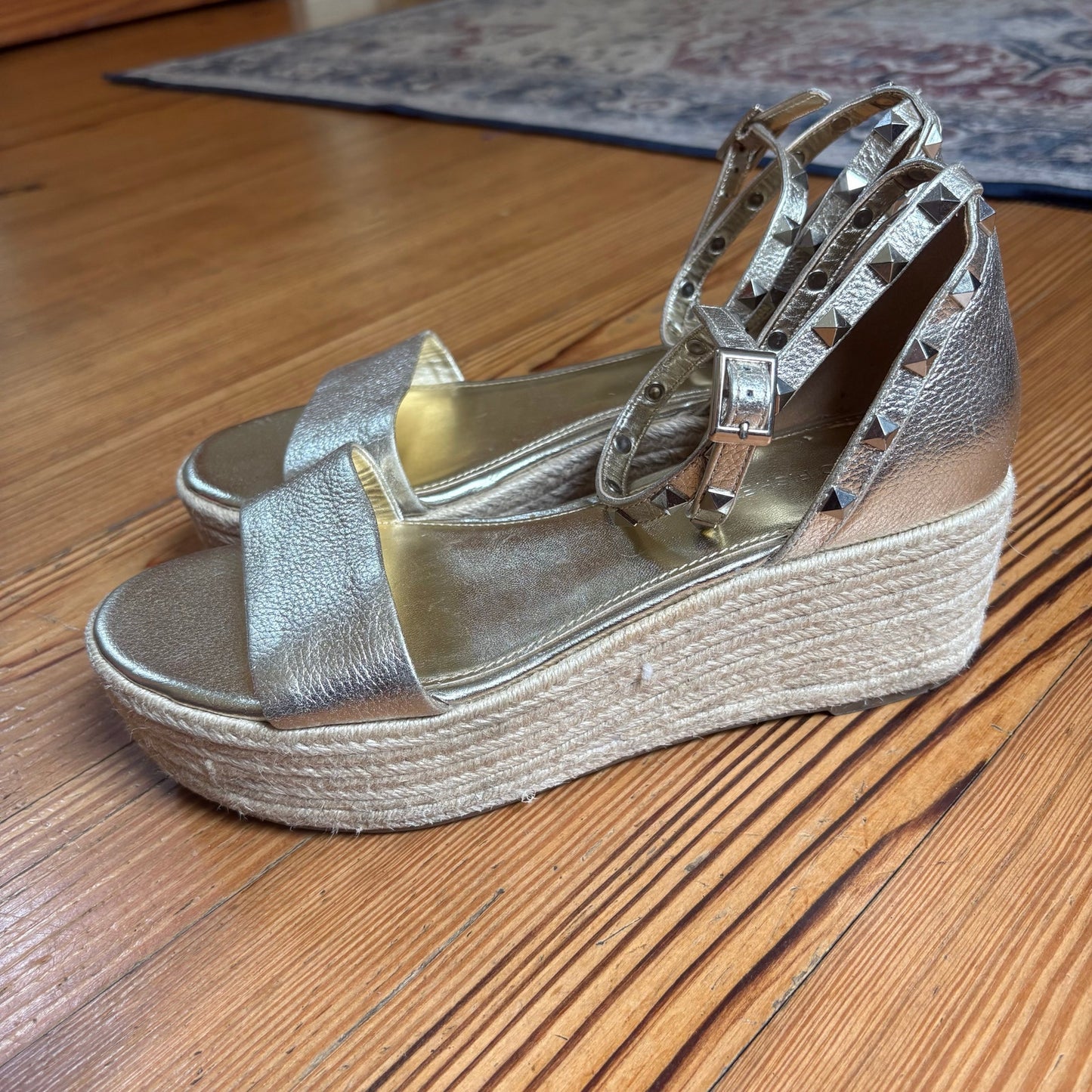 Marc Fisher Jazlyn gold platform espadrille wedge studded sandal SIZE 9.5