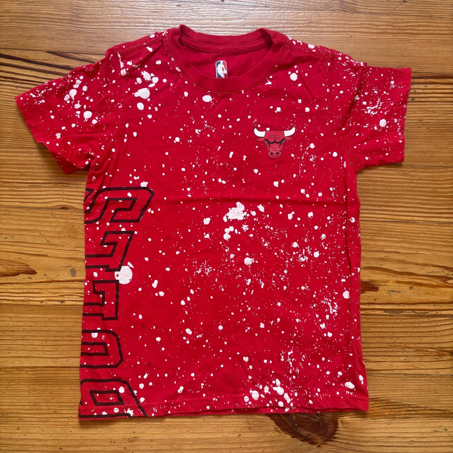 NBA Chicago Bulls red white splatter paint short sleeve boys shirt SIZE S