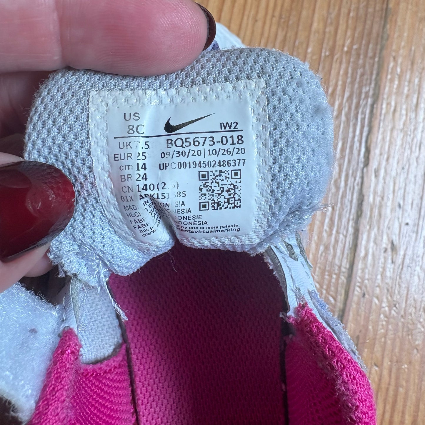 Nike white pink accent slip on elastic lace soft girls sneakers SIZE 8