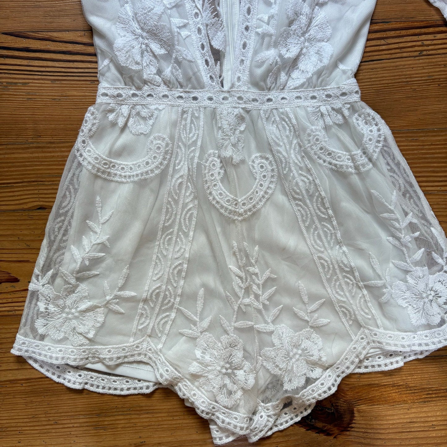 She + Sky white lace overlay plunge neckline short sleeve romper SIZE M