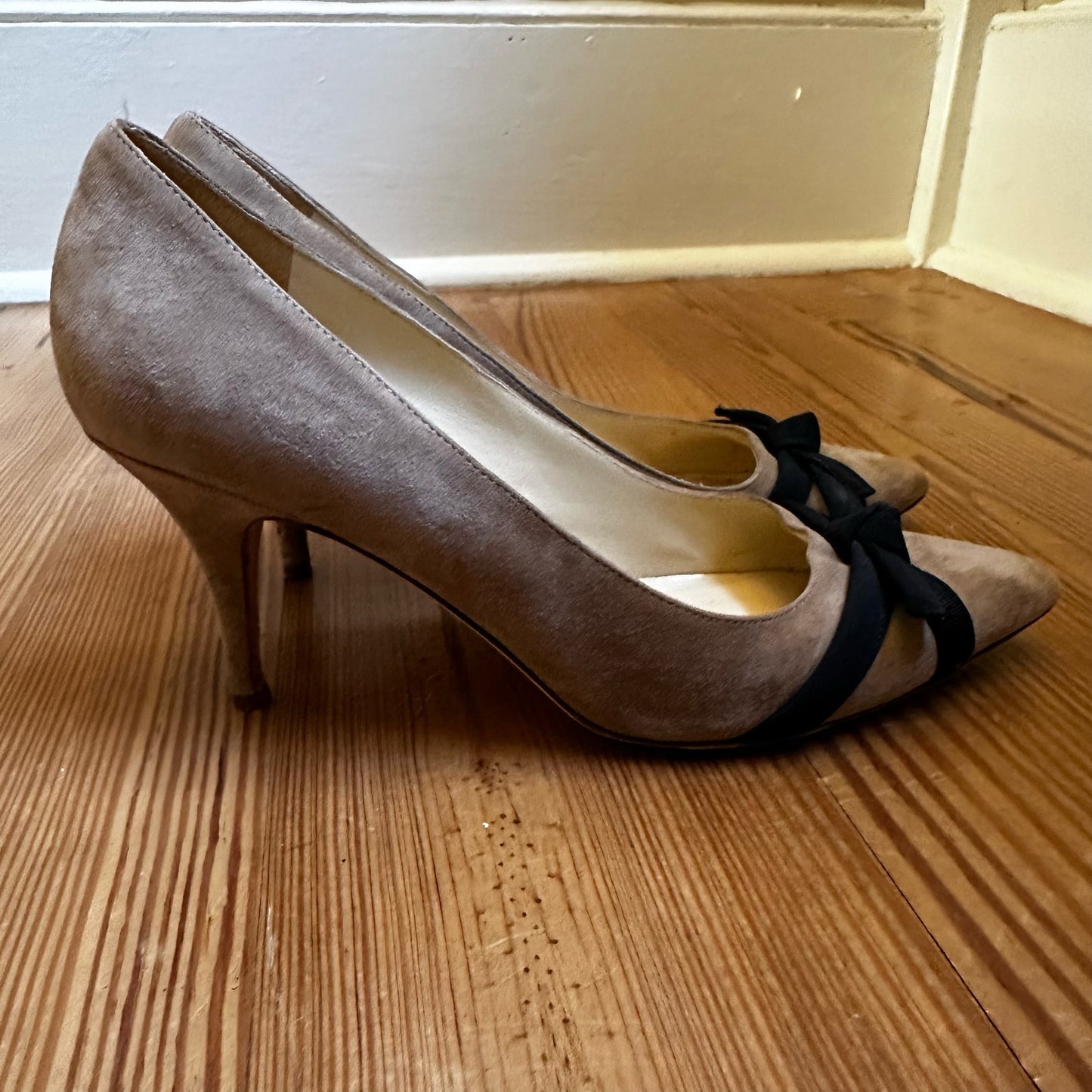 Kate Spade nude suede bow pointed toe pumps SIZE 9.5B