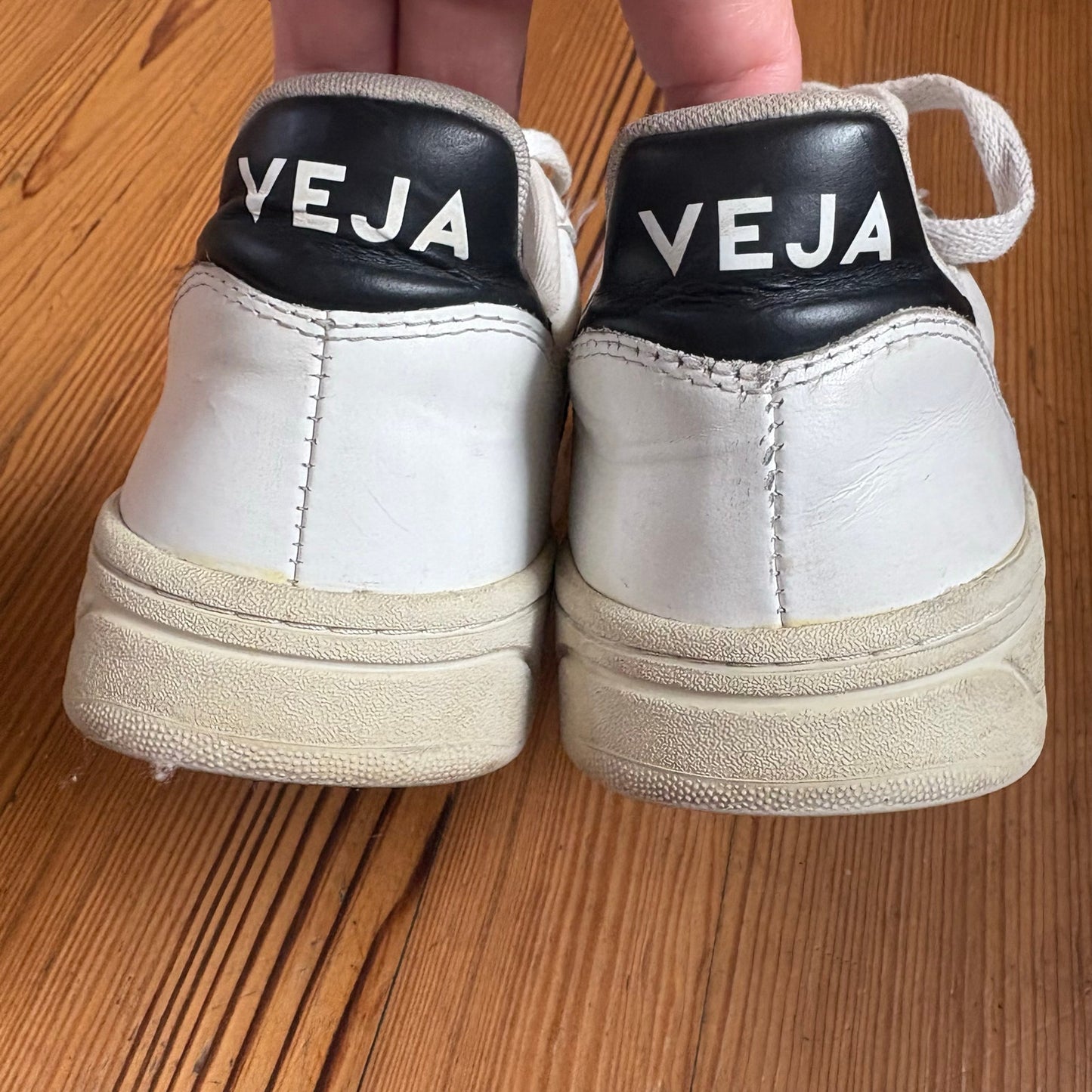VEJA white leather black accents low top mens lace sneakers SIZE 9