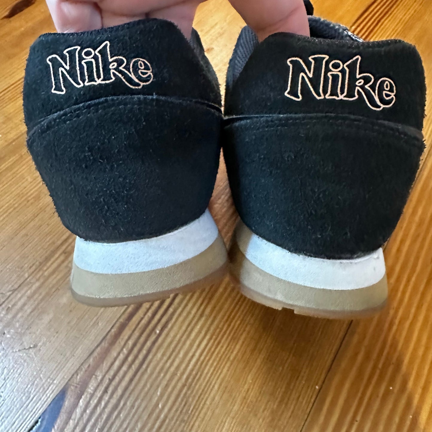 Nike Move It black suede low top lace sneakers SIZE 9